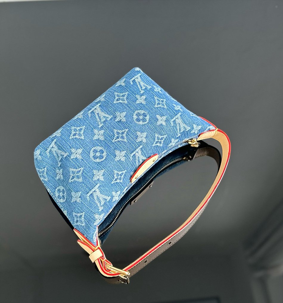 LOUIS VUITTON HILLS POCHETTE Handbag M82949