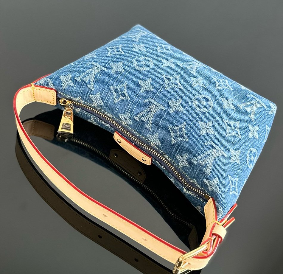 LOUIS VUITTON HILLS POCHETTE Handbag M82949