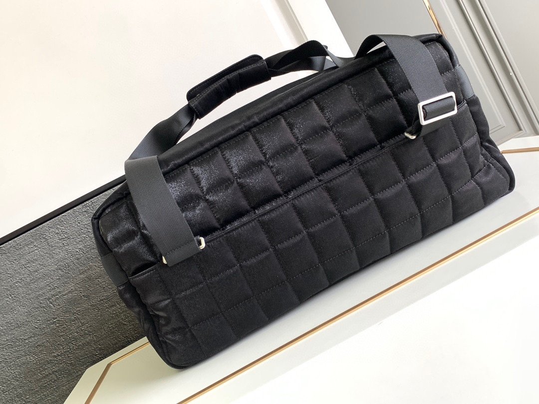 CHANEL🎖️🎖️🎖️超级时尚潮流的款式🌟🌟🌟喜欢运动的朋友看过来终于找到wo的理想健身运动包啦!黑色包包太COOL啦!这个黑色Chanel方标手雷运动健身包真的太太太喜欢啦!一整个休闲随性感颜值与实用并存的一款包	计潮男潮女