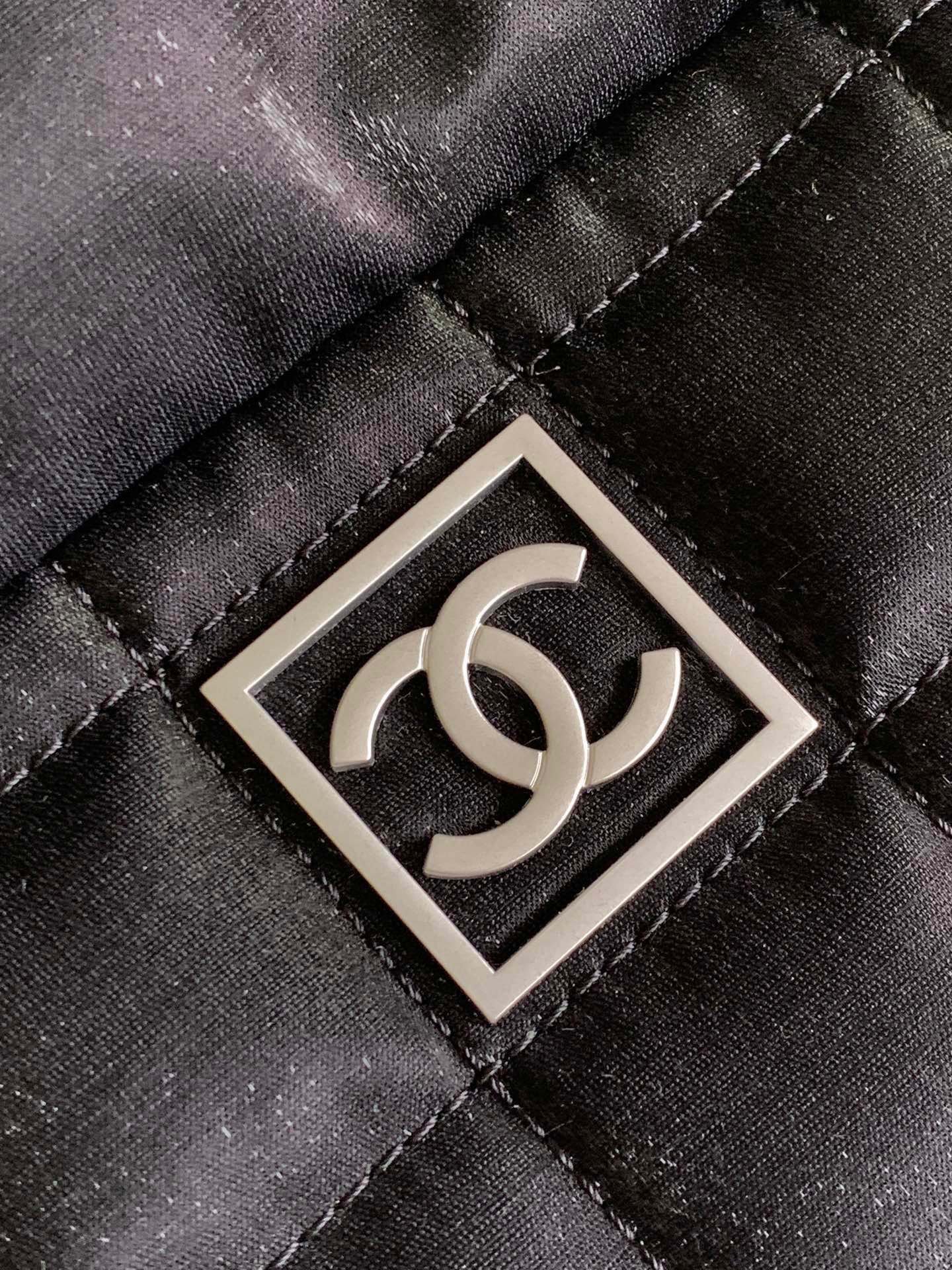 CHANEL🎖️🎖️🎖️超级时尚潮流的款式🌟🌟🌟喜欢运动的朋友看过来终于找到wo的理想健身运动包啦!黑色包包太COOL啦!这个黑色Chanel方标手雷运动健身包真的太太太喜欢啦!一整个休闲随性感颜值与实用并存的一款包	计潮男潮女
