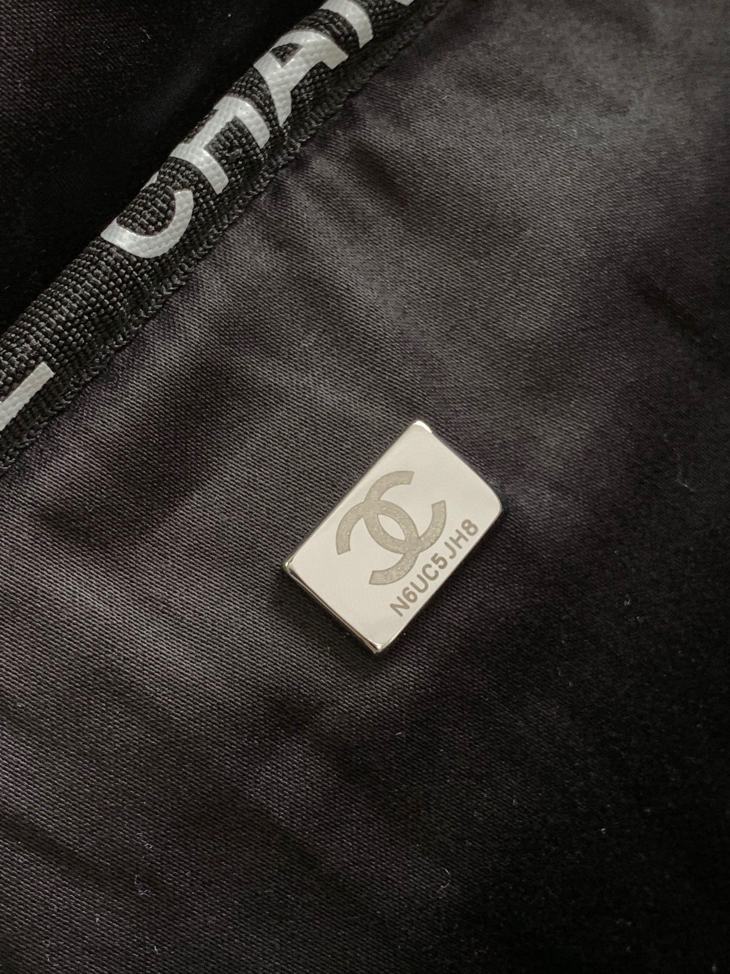 CHANEL🎖️🎖️🎖️超级时尚潮流的款式🌟🌟🌟喜欢运动的朋友看过来终于找到wo的理想健身运动包啦!黑色包包太COOL啦!这个黑色Chanel方标手雷运动健身包真的太太太喜欢啦!一整个休闲随性感颜值与实用并存的一款包	计潮男潮女