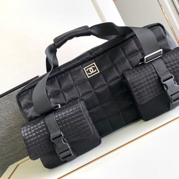 CHANEL🎖️🎖️🎖️超级时尚潮流的款式🌟🌟🌟喜欢运动的朋友看过来终于找到wo的理想健身运动包啦!黑色包包太COOL啦!这个黑色Chanel方标手雷运动健身包真的太太太喜欢啦!一整个休闲随性感颜值与实用并存的一款包	计潮男潮女