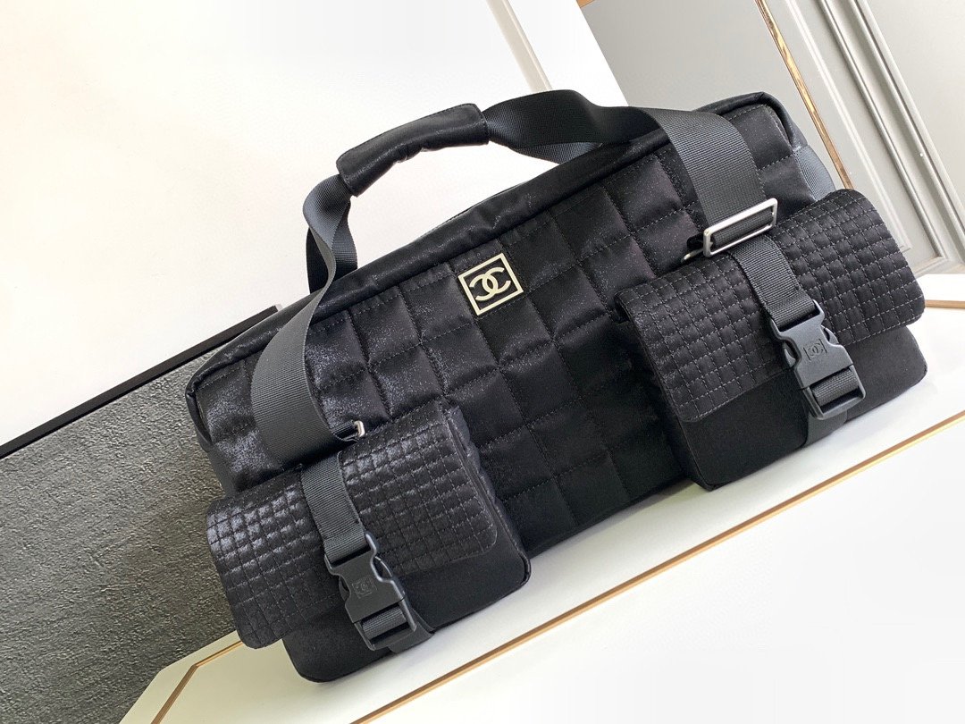 CHANEL🎖️🎖️🎖️超级时尚潮流的款式🌟🌟🌟喜欢运动的朋友看过来终于找到wo的理想健身运动包啦!黑色包包太COOL啦!这个黑色Chanel方标手雷运动健身包真的太太太喜欢啦!一整个休闲随性感颜值与实用并存的一款包	计潮男潮女