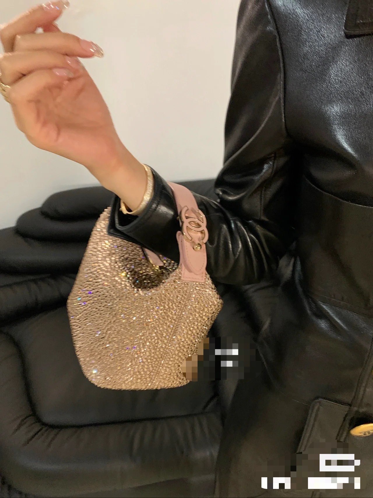 CHANEL中古施华洛手提包👜炸裂的少女心、粉天鹅hobo!系慵懒hobo就足以让人心动不已满满粉钻的施华洛世奇联名hobo更是将少女心一网打尽啦Blingbling的限量珍藏深藏的公主梦被满足到Chanel玩家请拥有它!富贵名媛即视感,