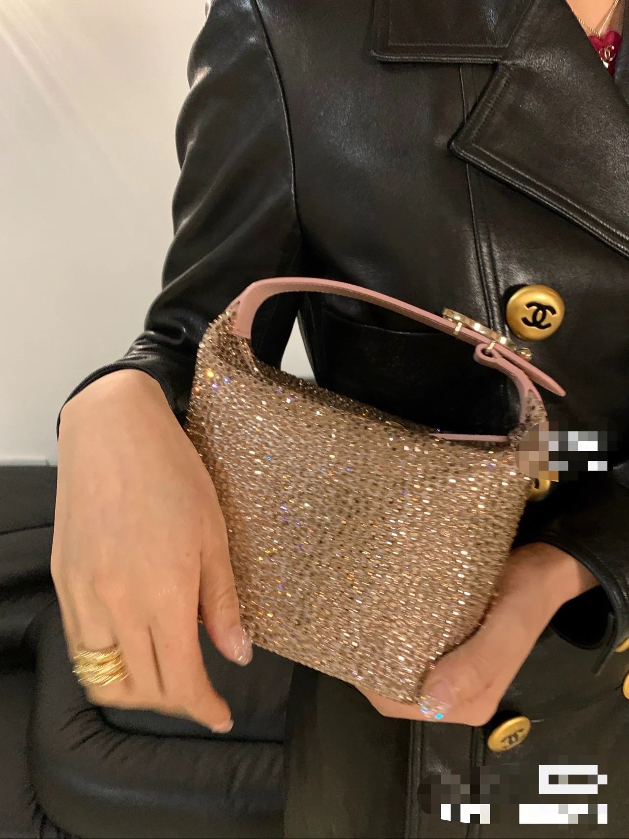 CHANEL中古施华洛手提包👜炸裂的少女心、粉天鹅hobo!系慵懒hobo就足以让人心动不已满满粉钻的施华洛世奇联名hobo更是将少女心一网打尽啦Blingbling的限量珍藏深藏的公主梦被满足到Chanel玩家请拥有它!富贵名媛即视感,