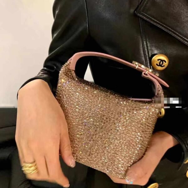 CHANEL中古施华洛手提包👜炸裂的少女心、粉天鹅hobo!系慵懒hobo就足以让人心动不已满满粉钻的施华洛世奇联名hobo更是将少女心一网打尽啦Blingbling的限量珍藏深藏的公主梦被满足到Chanel玩家请拥有它！富贵名媛即视感，