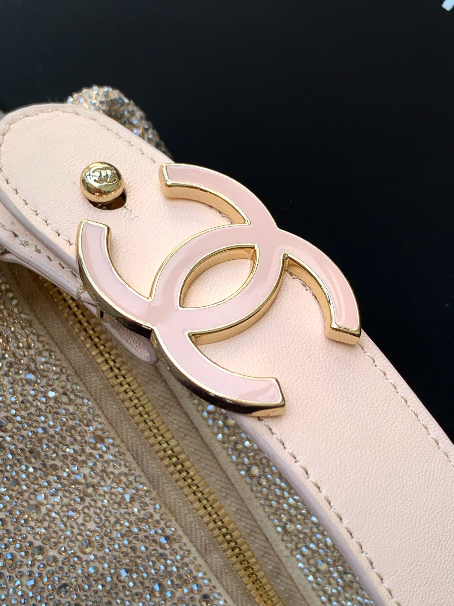 CHANEL🚩🚩🚩中古施华洛手提包👜炸裂的少女心、粉天鹅hobo!系慵懒hobo就足以让人心动不已满满粉钻的施华洛世奇联名hobo更是将少女心一网打尽啦Blingbling的限量珍藏深藏的公主梦被满足到Chanel玩家请拥有它！富贵
