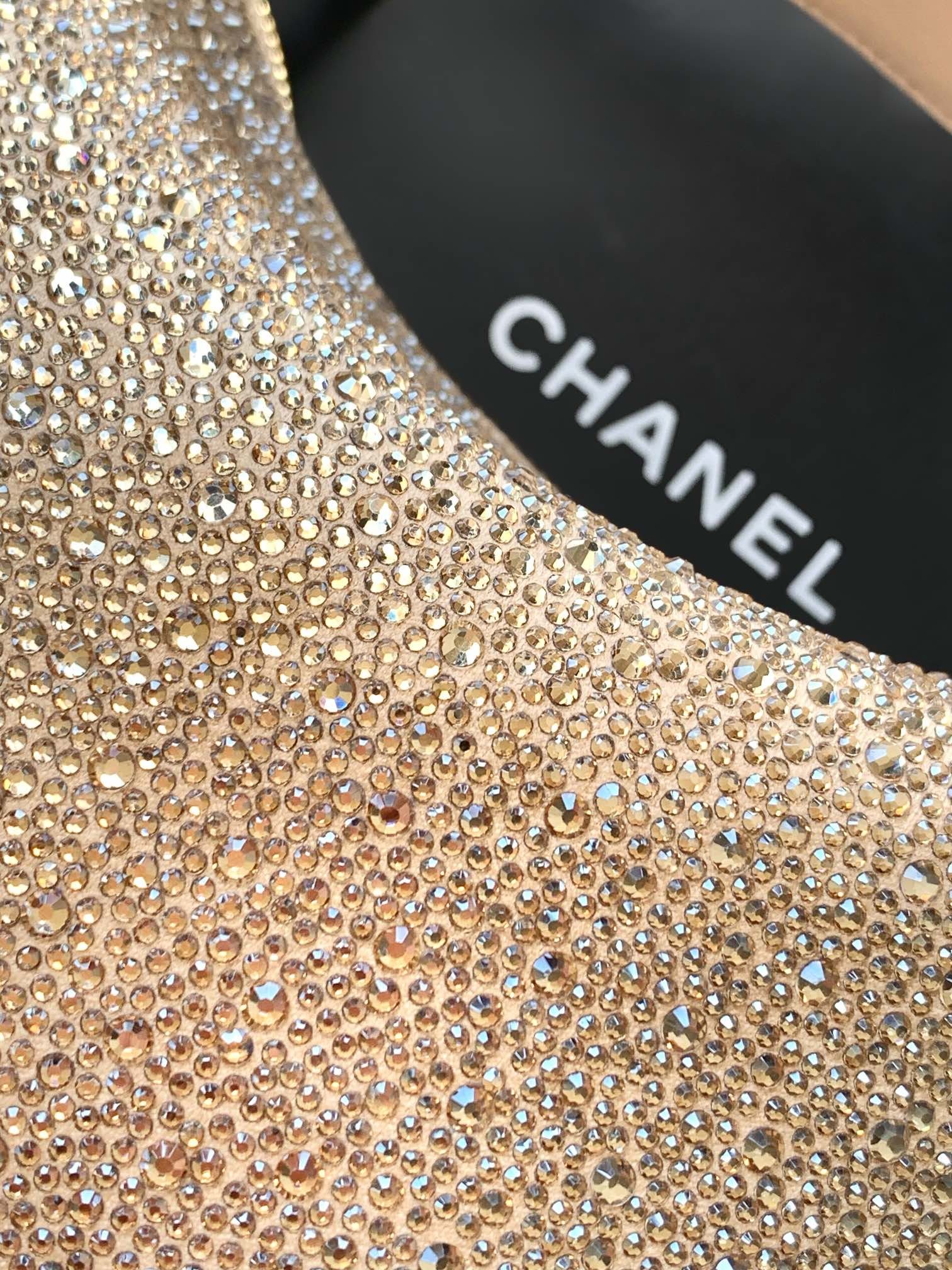 CHANEL🚩🚩🚩中古施华洛手提包👜炸裂的少女心、粉天鹅hobo!系慵懒hobo就足以让人心动不已满满粉钻的施华洛世奇联名hobo更是将少女心一网打尽啦Blingbling的限量珍藏深藏的公主梦被满足到Chanel玩家请拥有它！富贵