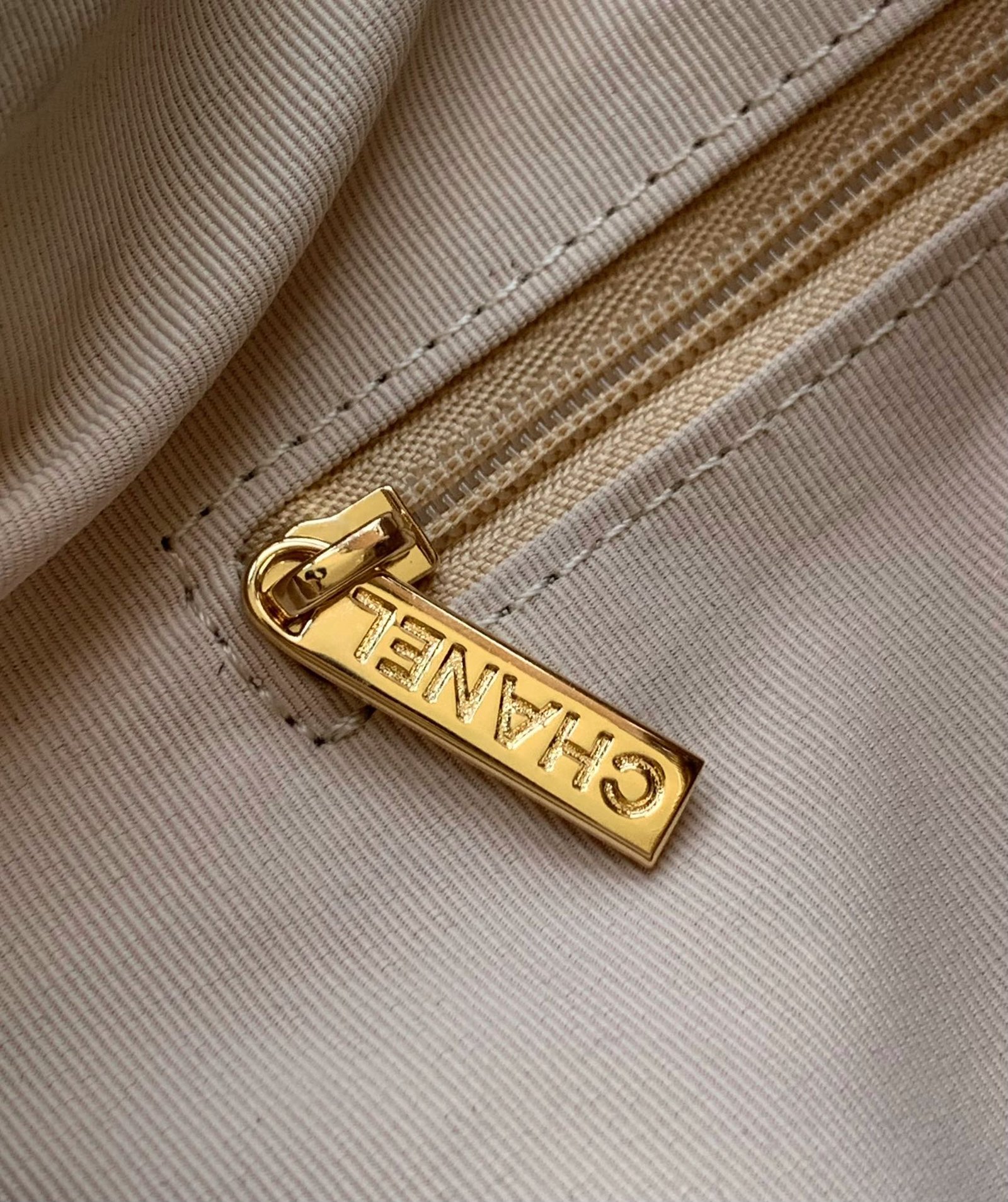 CHANEL🚩🚩🚩中古施华洛手提包👜炸裂的少女心、粉天鹅hobo!系慵懒hobo就足以让人心动不已满满粉钻的施华洛世奇联名hobo更是将少女心一网打尽啦Blingbling的限量珍藏深藏的公主梦被满足到Chanel玩家请拥有它！富贵