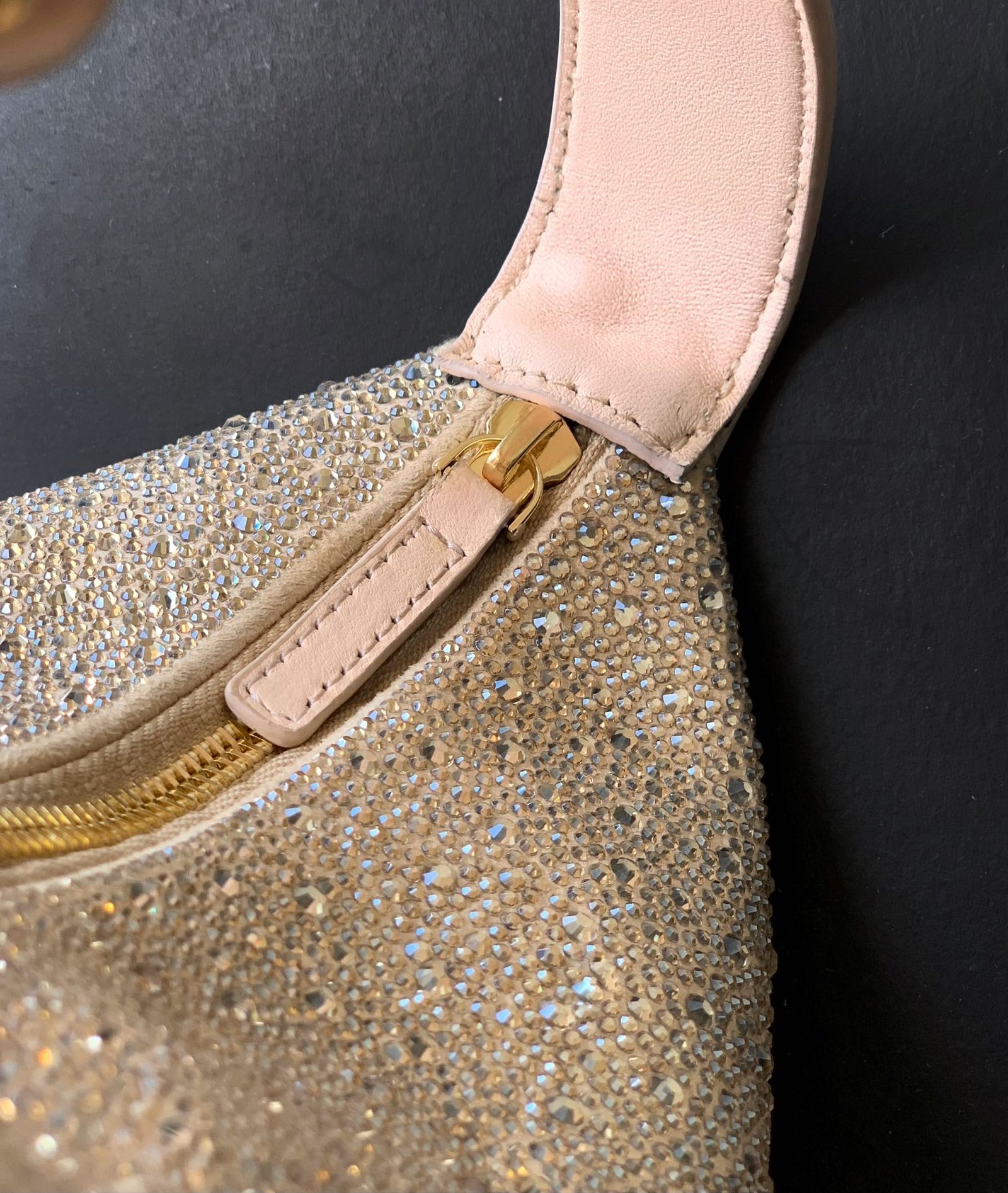 CHANEL🚩🚩🚩中古施华洛手提包👜炸裂的少女心、粉天鹅hobo!系慵懒hobo就足以让人心动不已满满粉钻的施华洛世奇联名hobo更是将少女心一网打尽啦Blingbling的限量珍藏深藏的公主梦被满足到Chanel玩家请拥有它！富贵