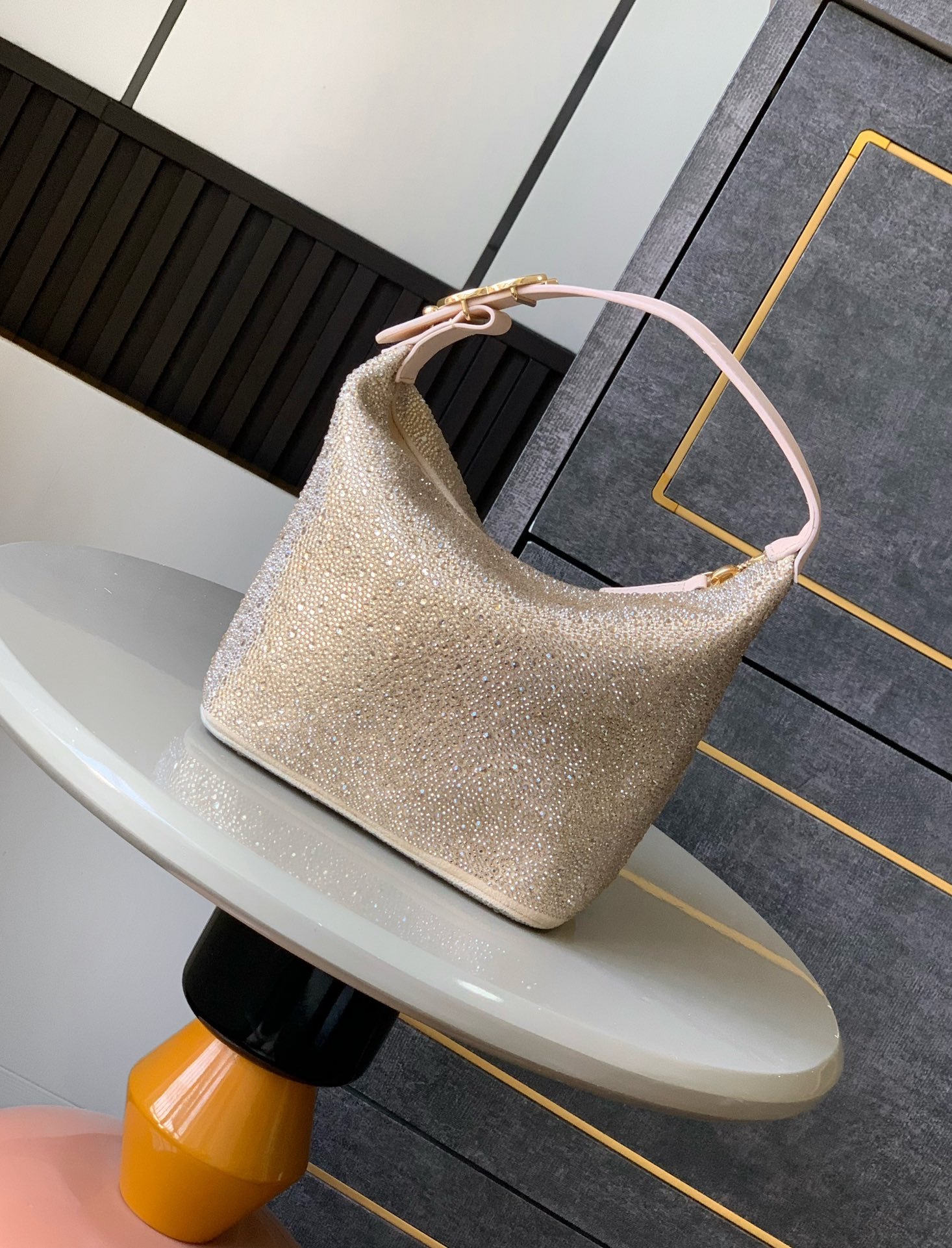 CHANEL🚩🚩🚩中古施华洛手提包👜炸裂的少女心、粉天鹅hobo!系慵懒hobo就足以让人心动不已满满粉钻的施华洛世奇联名hobo更是将少女心一网打尽啦Blingbling的限量珍藏深藏的公主梦被满足到Chanel玩家请拥有它！富贵