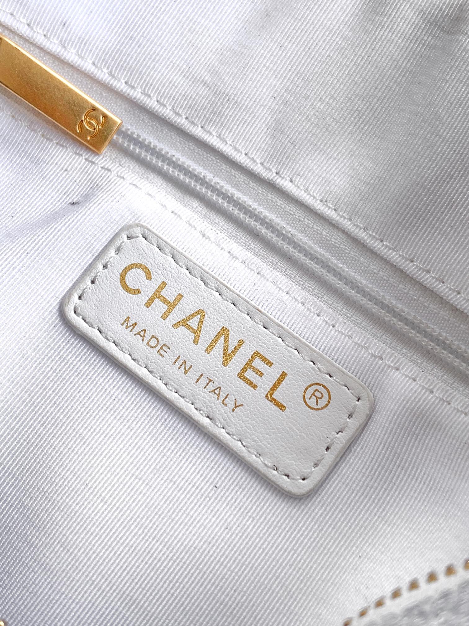 🔮🔮🔮CHANEL🚩🚩🚩中古施华洛手提包👜炸裂的少女心、粉天鹅hobo!系慵懒hobo就足以让人心动不已满满钻石💎的施华洛世奇联名hobo更是将少女心一网打尽啦Blingbling的限量珍藏深藏的公主梦🤩🤩被满足到Cha