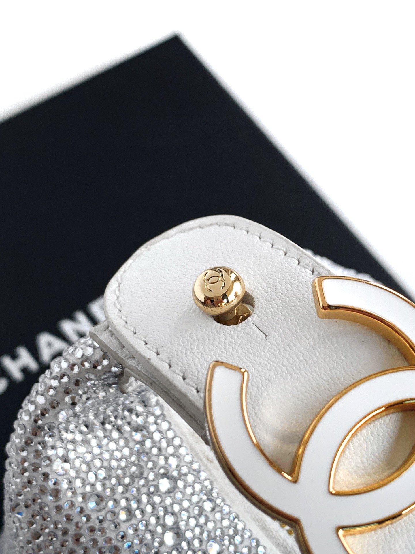 🔮🔮🔮CHANEL🚩🚩🚩中古施华洛手提包👜炸裂的少女心、粉天鹅hobo!系慵懒hobo就足以让人心动不已满满钻石💎的施华洛世奇联名hobo更是将少女心一网打尽啦Blingbling的限量珍藏深藏的公主梦🤩🤩被满足到Cha