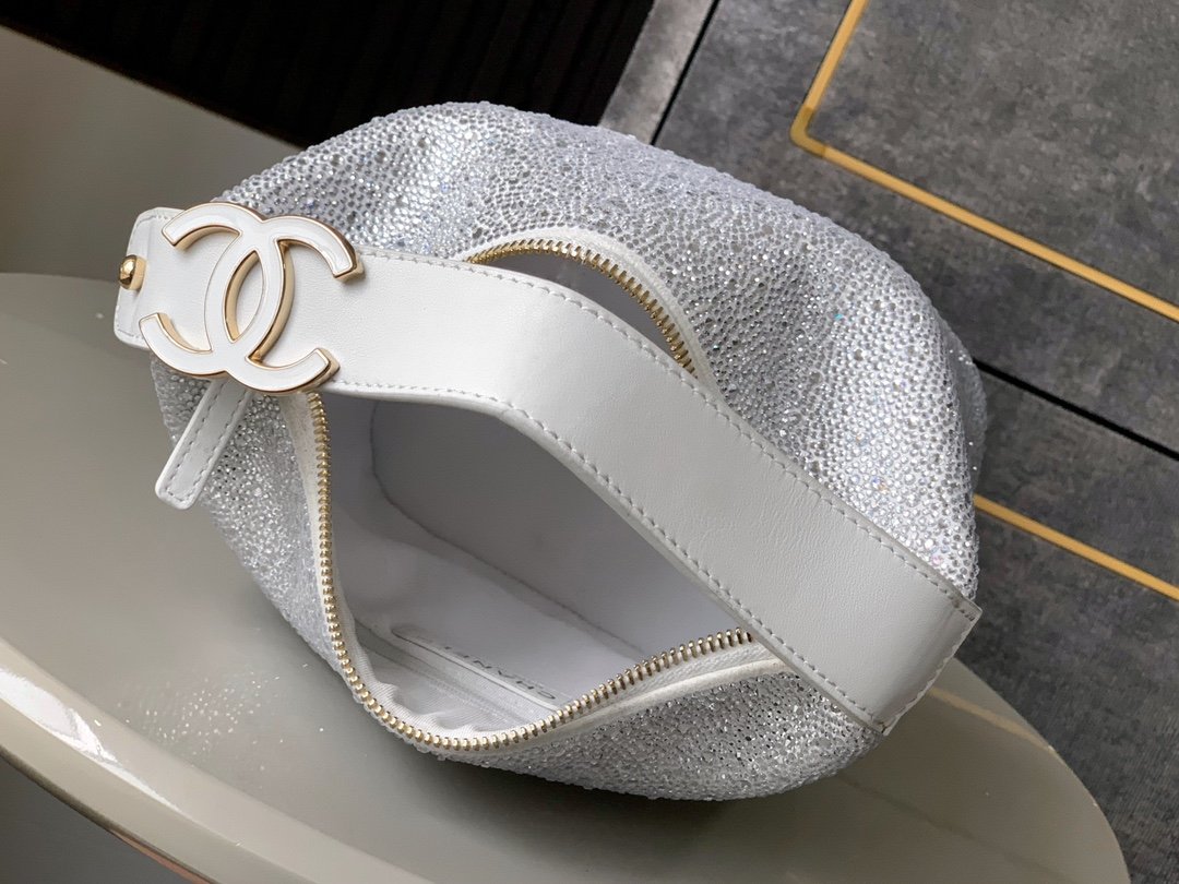🔮🔮🔮CHANEL🚩🚩🚩中古施华洛手提包👜炸裂的少女心、粉天鹅hobo!系慵懒hobo就足以让人心动不已满满钻石💎的施华洛世奇联名hobo更是将少女心一网打尽啦Blingbling的限量珍藏深藏的公主梦🤩🤩被满足到Cha