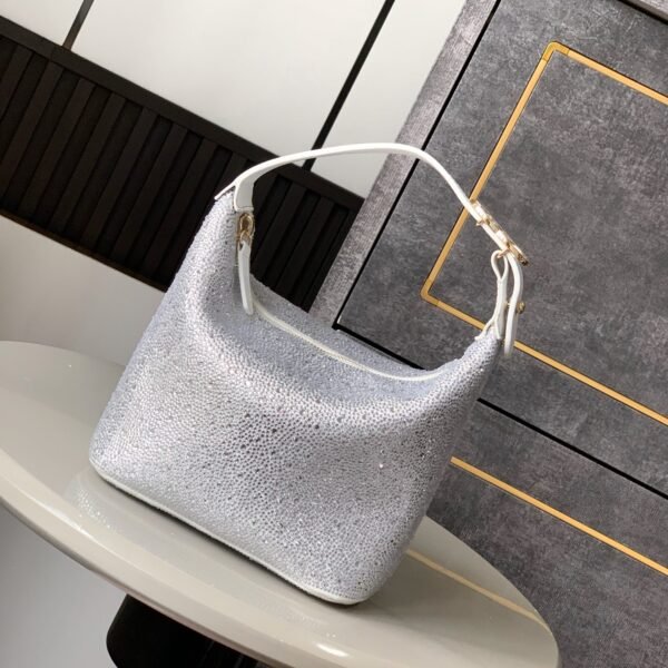 🔮🔮🔮CHANEL🚩🚩🚩中古施华洛手提包👜炸裂的少女心、粉天鹅hobo!系慵懒hobo就足以让人心动不已满满钻石💎的施华洛世奇联名hobo更是将少女心一网打尽啦Blingbling的限量珍藏深藏的公主梦🤩🤩被满足到Cha