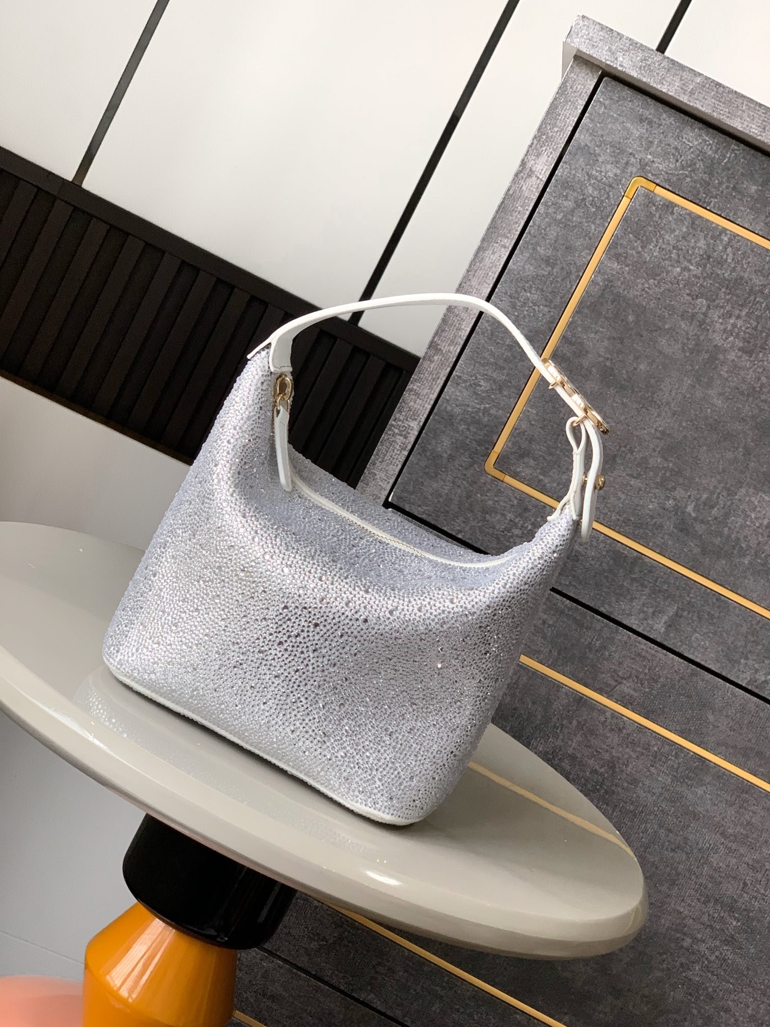 🔮🔮🔮CHANEL🚩🚩🚩中古施华洛手提包👜炸裂的少女心、粉天鹅hobo!系慵懒hobo就足以让人心动不已满满钻石💎的施华洛世奇联名hobo更是将少女心一网打尽啦Blingbling的限量珍藏深藏的公主梦🤩🤩被满足到Cha