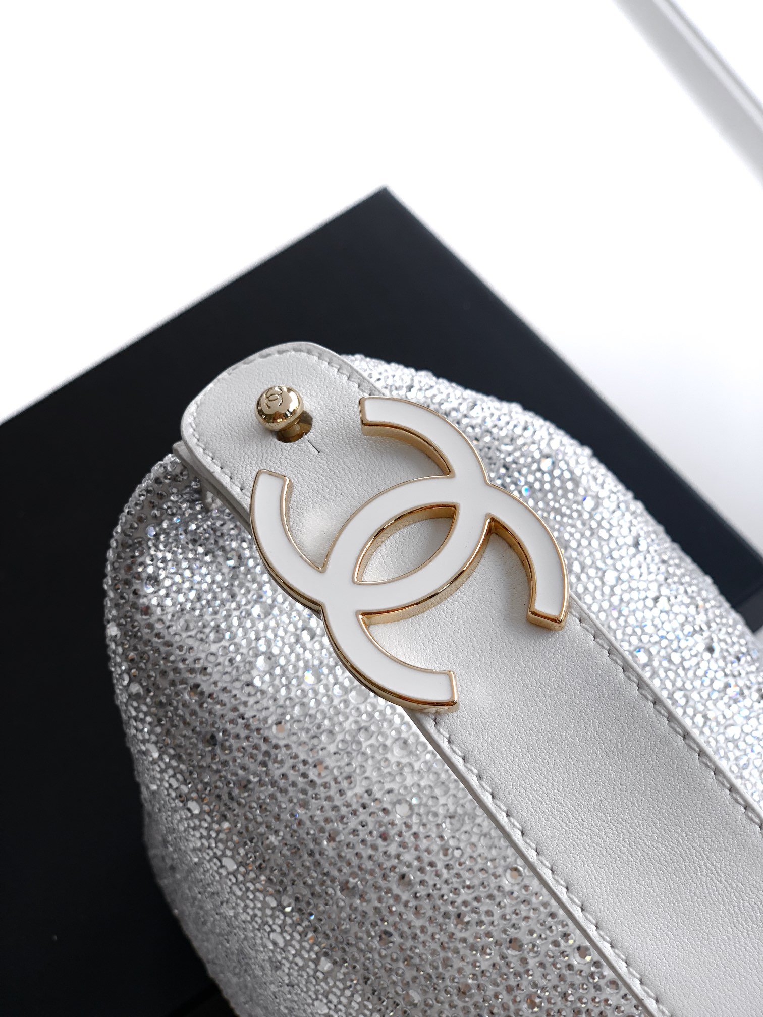 🔮🔮🔮CHANEL🚩🚩🚩中古施华洛手提包👜炸裂的少女心、粉天鹅hobo!系慵懒hobo就足以让人心动不已满满钻石💎的施华洛世奇联名hobo更是将少女心一网打尽啦Blingbling的限量珍藏深藏的公主梦🤩🤩被满足到Cha