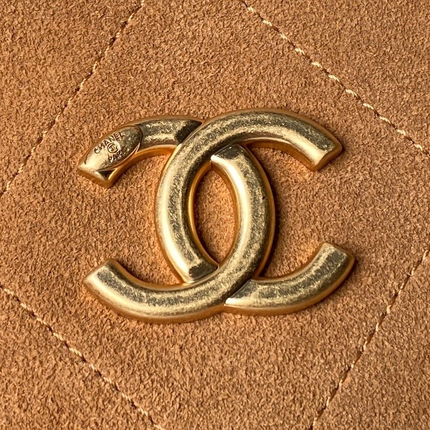麂皮Chanel🅾️26C早春系列 贵气感拉满✨hobo嬉皮包👜AS5970 麂皮配金属 表面有细腻的短绒感 触感柔软亲肤 复古金色金属链 自带复古质感 搭配同色系的牛皮手提 既保证了耐用性 也和麂皮材质形成了质感上的对比 让整体更有层