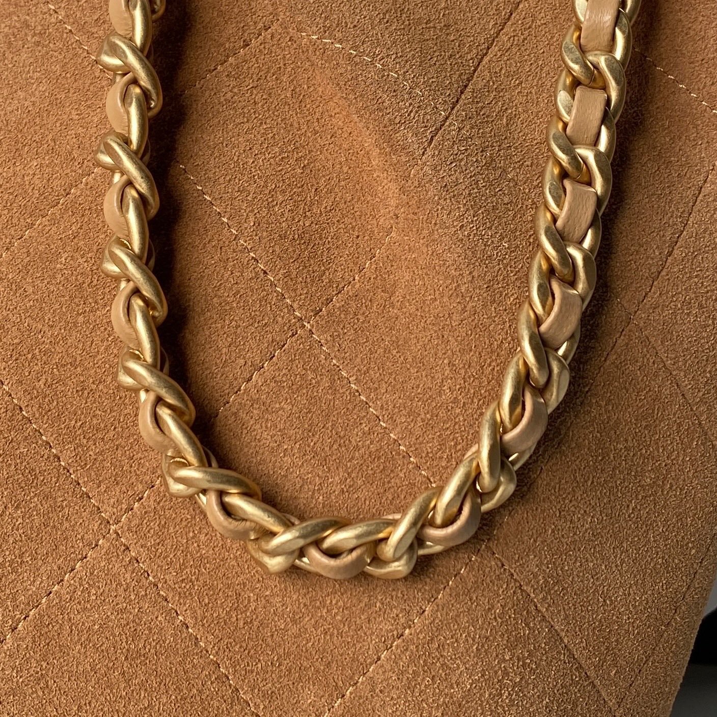 麂皮Chanel🅾️26C早春系列 贵气感拉满✨hobo嬉皮包👜AS5970 麂皮配金属 表面有细腻的短绒感 触感柔软亲肤 复古金色金属链 自带复古质感 搭配同色系的牛皮手提 既保证了耐用性 也和麂皮材质形成了质感上的对比 让整体更有层