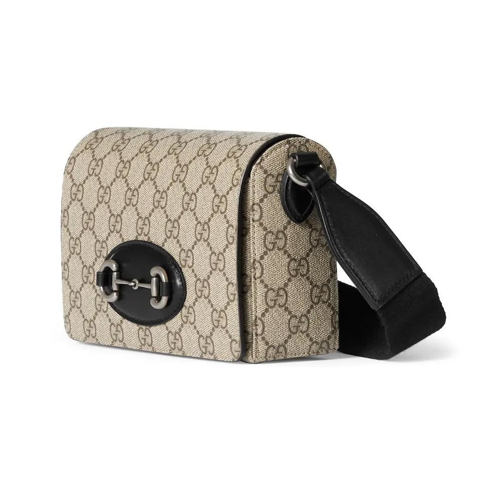 Gucci Horsebit 1955系列推出一款方形剪裁迷你手袋。这款手袋专为收纳常用小物打造,黑色皮革滚边和银色调配件散发别致情调。
