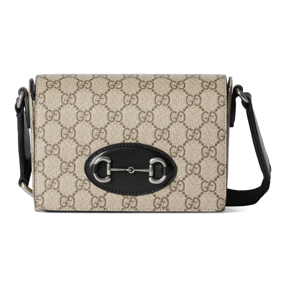 Gucci Horsebit 1955系列推出一款方形剪裁迷你手袋。这款手袋专为收纳常用小物打造,黑色皮革滚边和银色调配件散发别致情调。