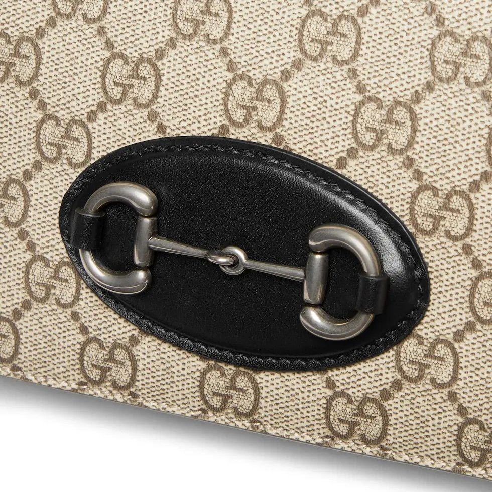 Gucci Horsebit 1955系列推出一款方形剪裁迷你手袋。这款手袋专为收纳常用小物打造,黑色皮革滚边和银色调配件散发别致情调。