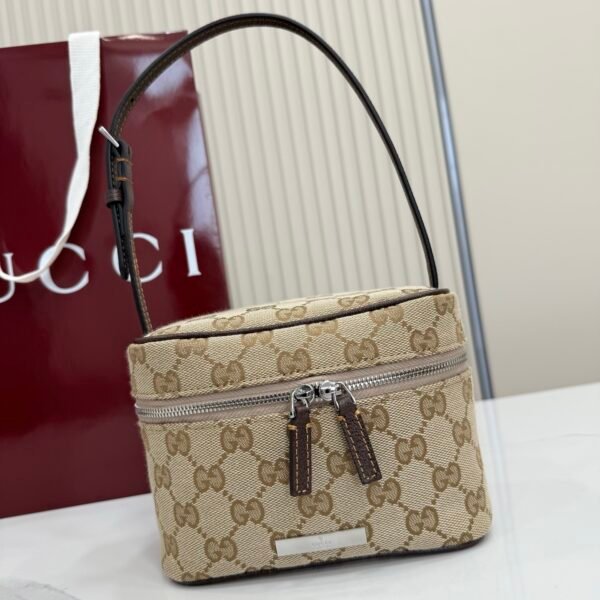 这件单品出自Gucci Primavera系列。Gucci Tag系列的设计同步城市节奏。同色系色调和紧凑造型使这款迷你手袋成为打造日常造型的时尚单品。采用耐用尼龙面料制作，正面缀饰“Gucci Made in Italy”金属标签