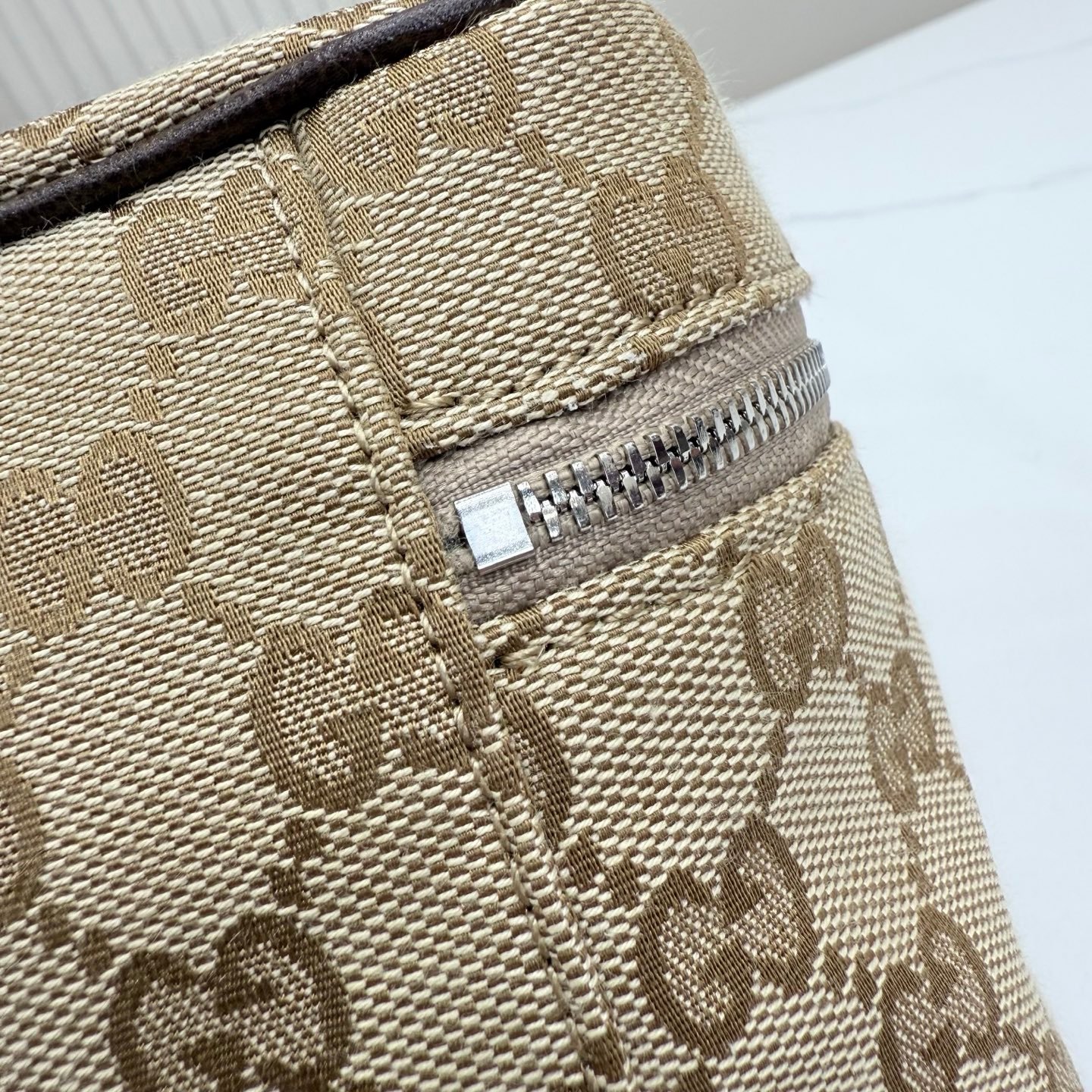 这件单品出自Gucci Primavera系列。Gucci Tag系列的设计同步城市节奏。同色系色调和紧凑造型使这款迷你手袋成为打造日常造型的时尚单品。采用耐用尼龙面料制作,正面缀饰“Gucci Made in Italy”金属标签