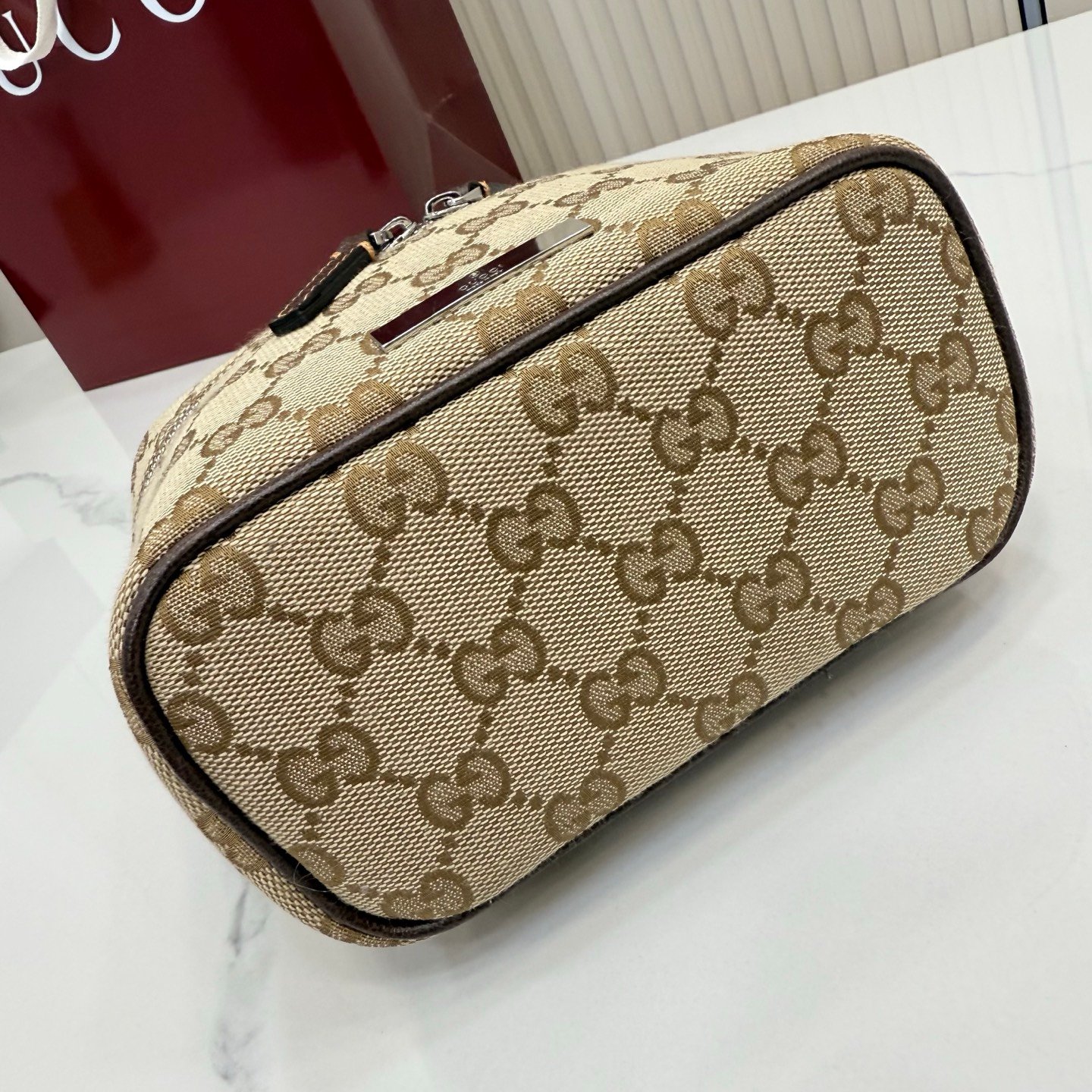 这件单品出自Gucci Primavera系列。Gucci Tag系列的设计同步城市节奏。同色系色调和紧凑造型使这款迷你手袋成为打造日常造型的时尚单品。采用耐用尼龙面料制作,正面缀饰“Gucci Made in Italy”金属标签