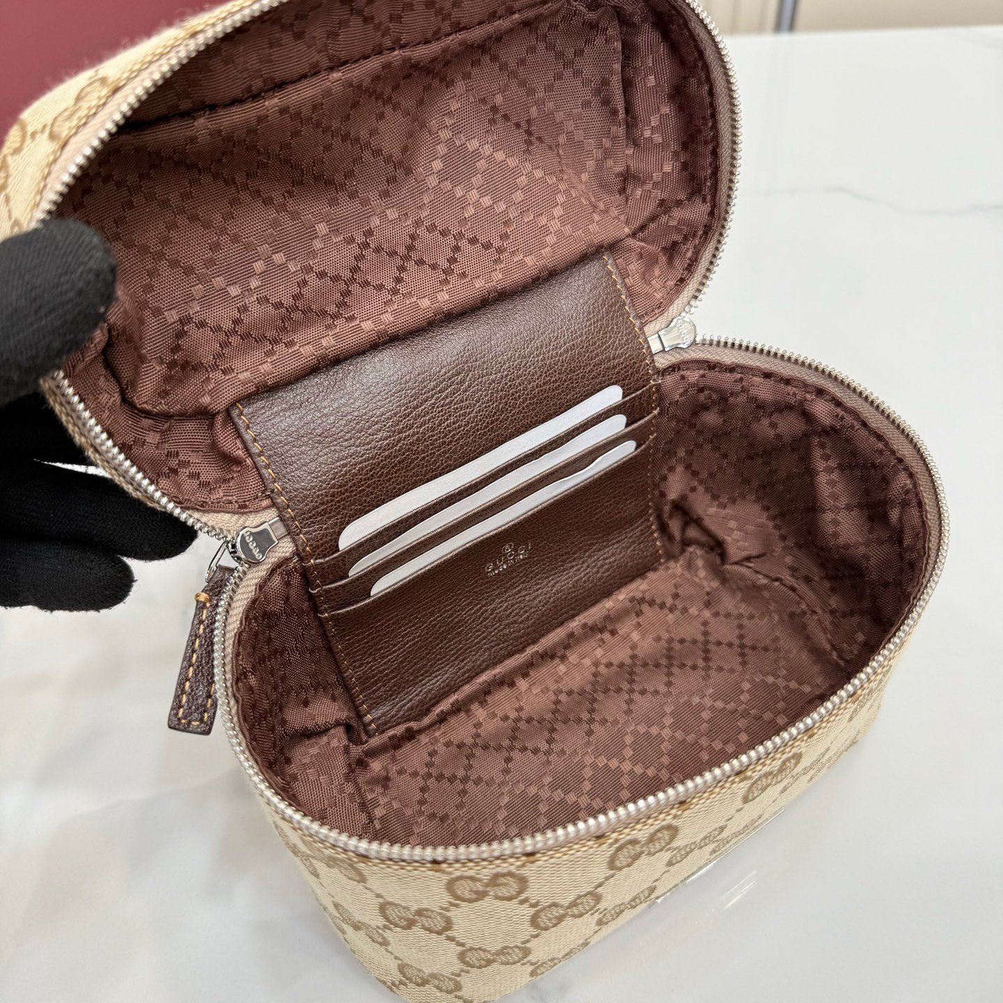 这件单品出自Gucci Primavera系列。Gucci Tag系列的设计同步城市节奏。同色系色调和紧凑造型使这款迷你手袋成为打造日常造型的时尚单品。采用耐用尼龙面料制作,正面缀饰“Gucci Made in Italy”金属标签