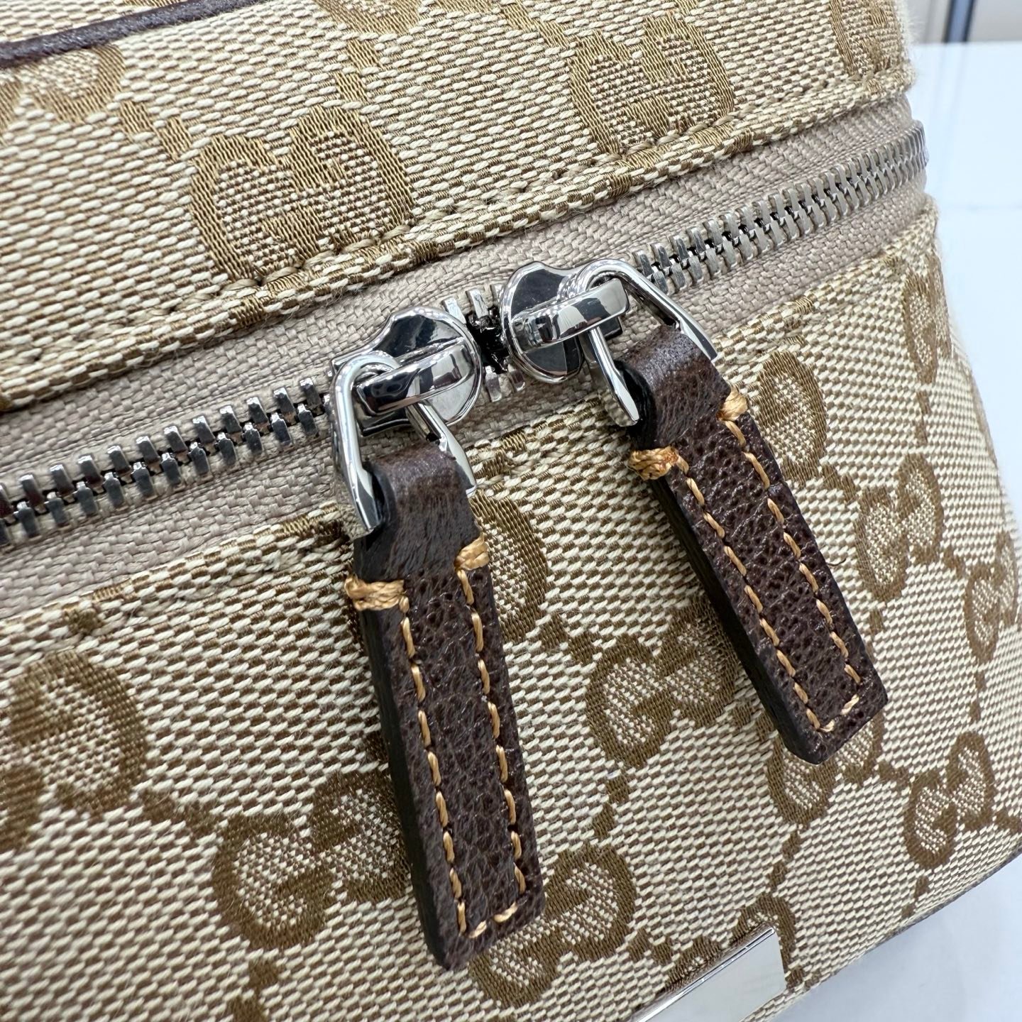 这件单品出自Gucci Primavera系列。Gucci Tag系列的设计同步城市节奏。同色系色调和紧凑造型使这款迷你手袋成为打造日常造型的时尚单品。采用耐用尼龙面料制作,正面缀饰“Gucci Made in Italy”金属标签
