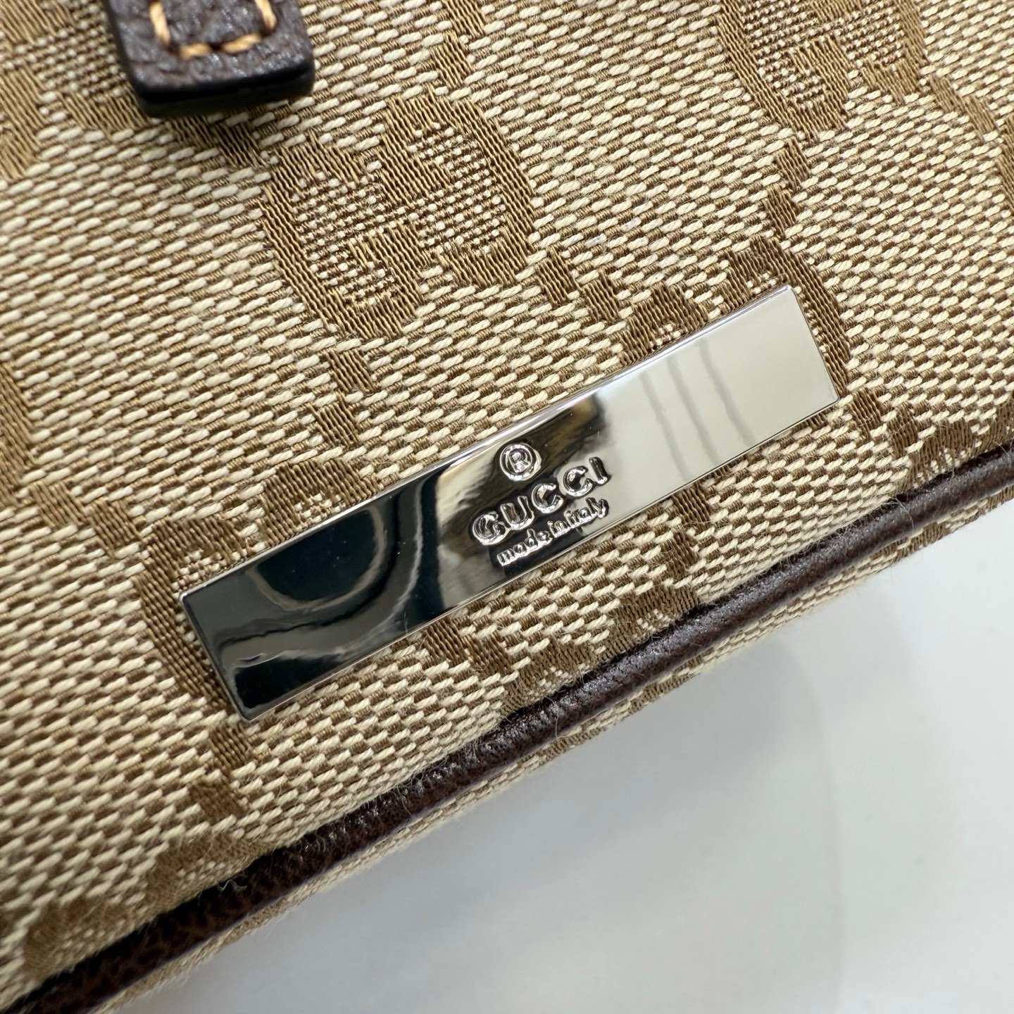 这件单品出自Gucci Primavera系列。Gucci Tag系列的设计同步城市节奏。同色系色调和紧凑造型使这款迷你手袋成为打造日常造型的时尚单品。采用耐用尼龙面料制作,正面缀饰“Gucci Made in Italy”金属标签