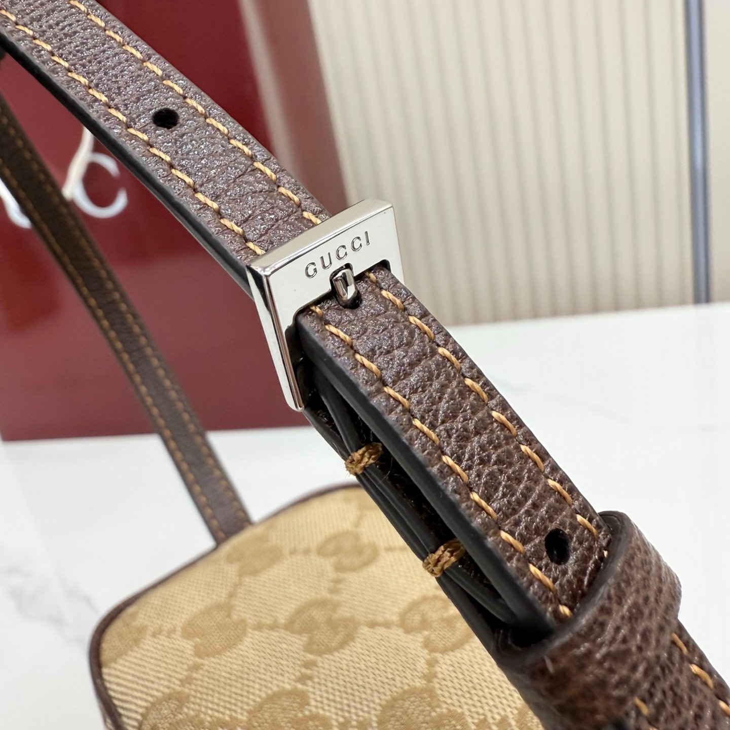 这件单品出自Gucci Primavera系列。Gucci Tag系列的设计同步城市节奏。同色系色调和紧凑造型使这款迷你手袋成为打造日常造型的时尚单品。采用耐用尼龙面料制作,正面缀饰“Gucci Made in Italy”金属标签