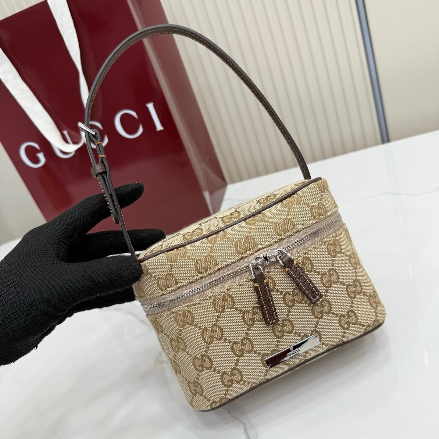 这件单品出自Gucci Primavera系列。Gucci Tag系列的设计同步城市节奏。同色系色调和紧凑造型使这款迷你手袋成为打造日常造型的时尚单品。采用耐用尼龙面料制作,正面缀饰“Gucci Made in Italy”金属标签