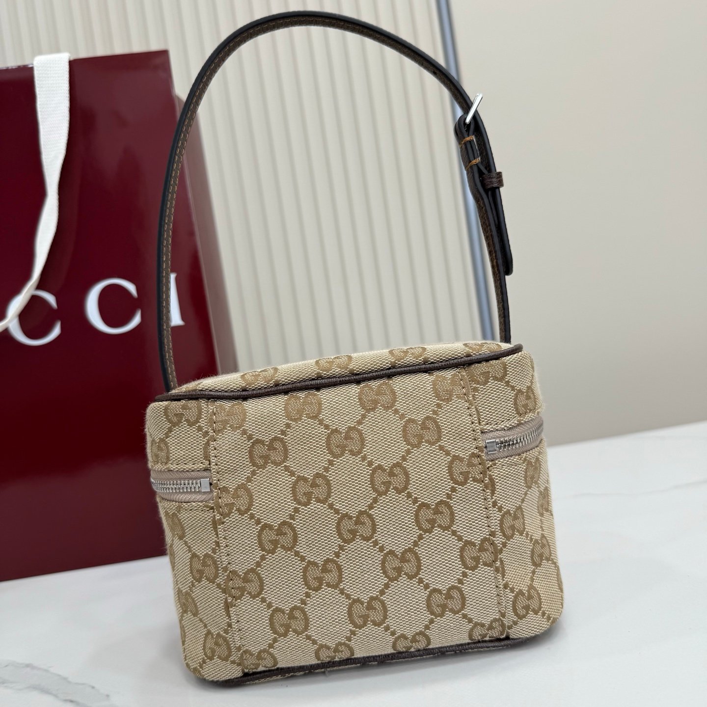 这件单品出自Gucci Primavera系列。Gucci Tag系列的设计同步城市节奏。同色系色调和紧凑造型使这款迷你手袋成为打造日常造型的时尚单品。采用耐用尼龙面料制作,正面缀饰“Gucci Made in Italy”金属标签