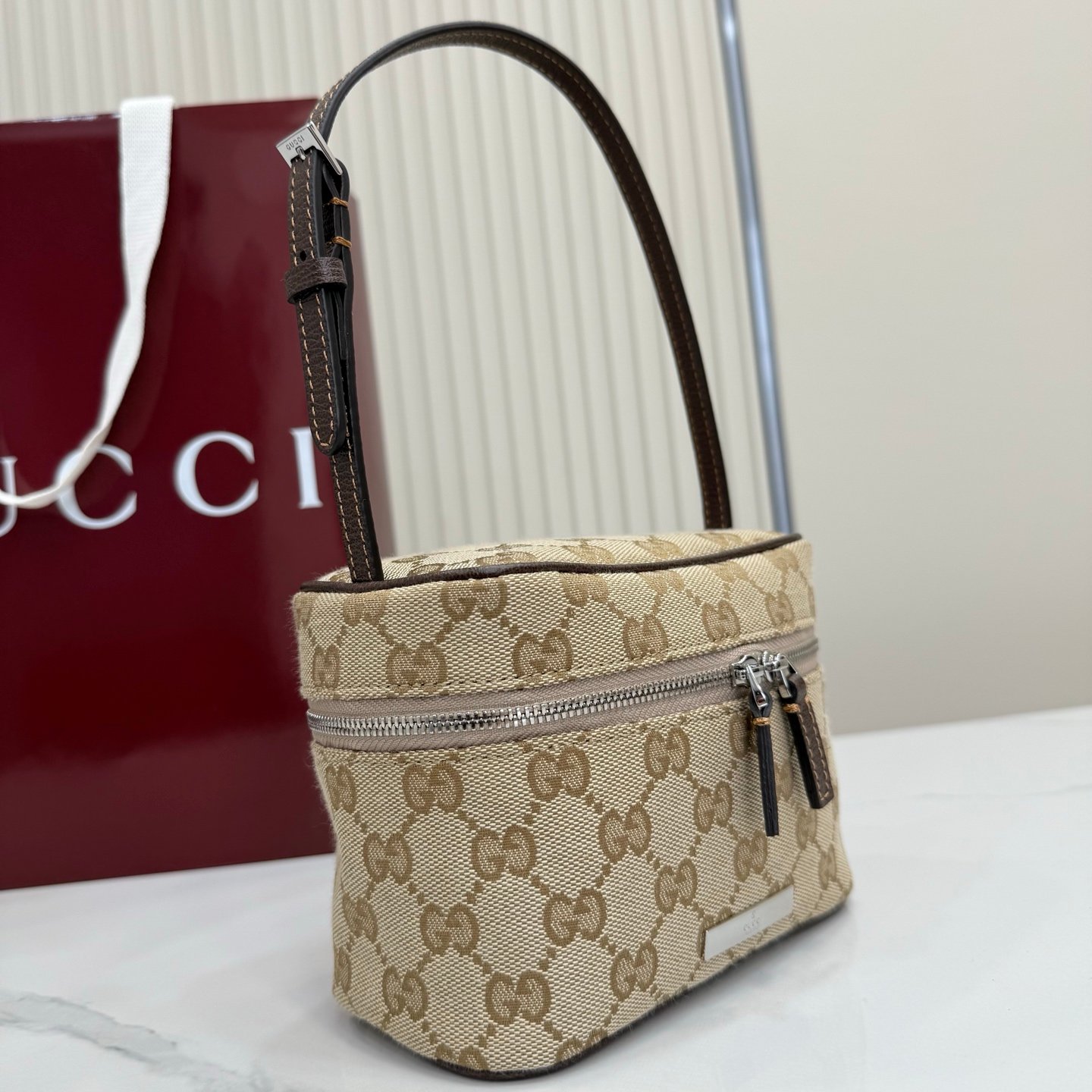 这件单品出自Gucci Primavera系列。Gucci Tag系列的设计同步城市节奏。同色系色调和紧凑造型使这款迷你手袋成为打造日常造型的时尚单品。采用耐用尼龙面料制作,正面缀饰“Gucci Made in Italy”金属标签