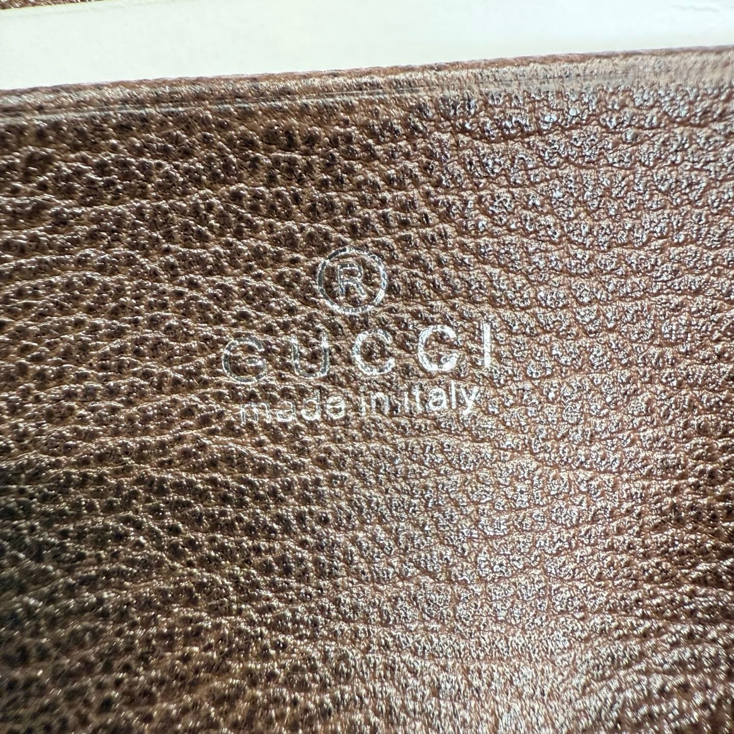 这件单品出自Gucci Primavera系列。Gucci Tag系列的设计同步城市节奏。同色系色调和紧凑造型使这款迷你手袋成为打造日常造型的时尚单品。采用耐用尼龙面料制作,正面缀饰“Gucci Made in Italy”金属标签