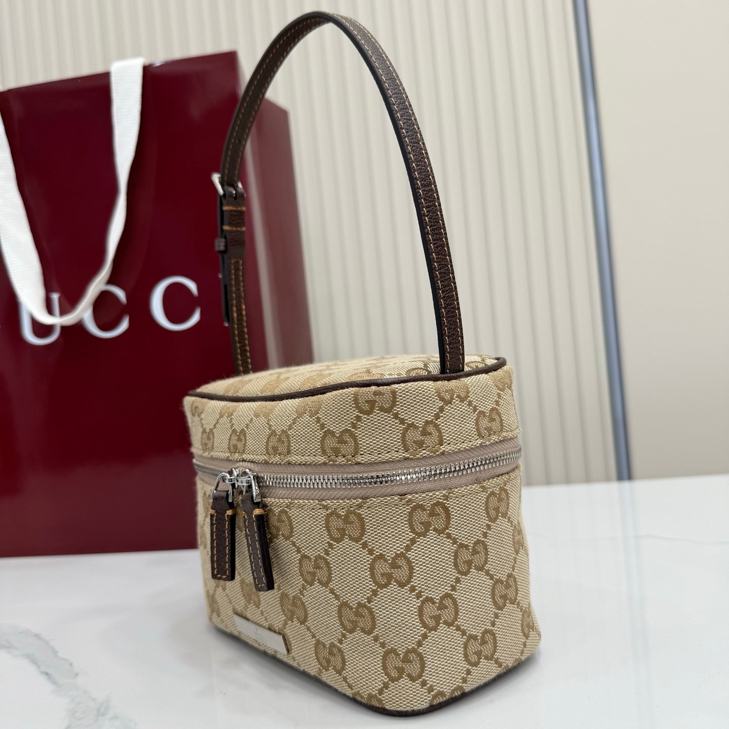 这件单品出自Gucci Primavera系列。Gucci Tag系列的设计同步城市节奏。同色系色调和紧凑造型使这款迷你手袋成为打造日常造型的时尚单品。采用耐用尼龙面料制作,正面缀饰“Gucci Made in Italy”金属标签