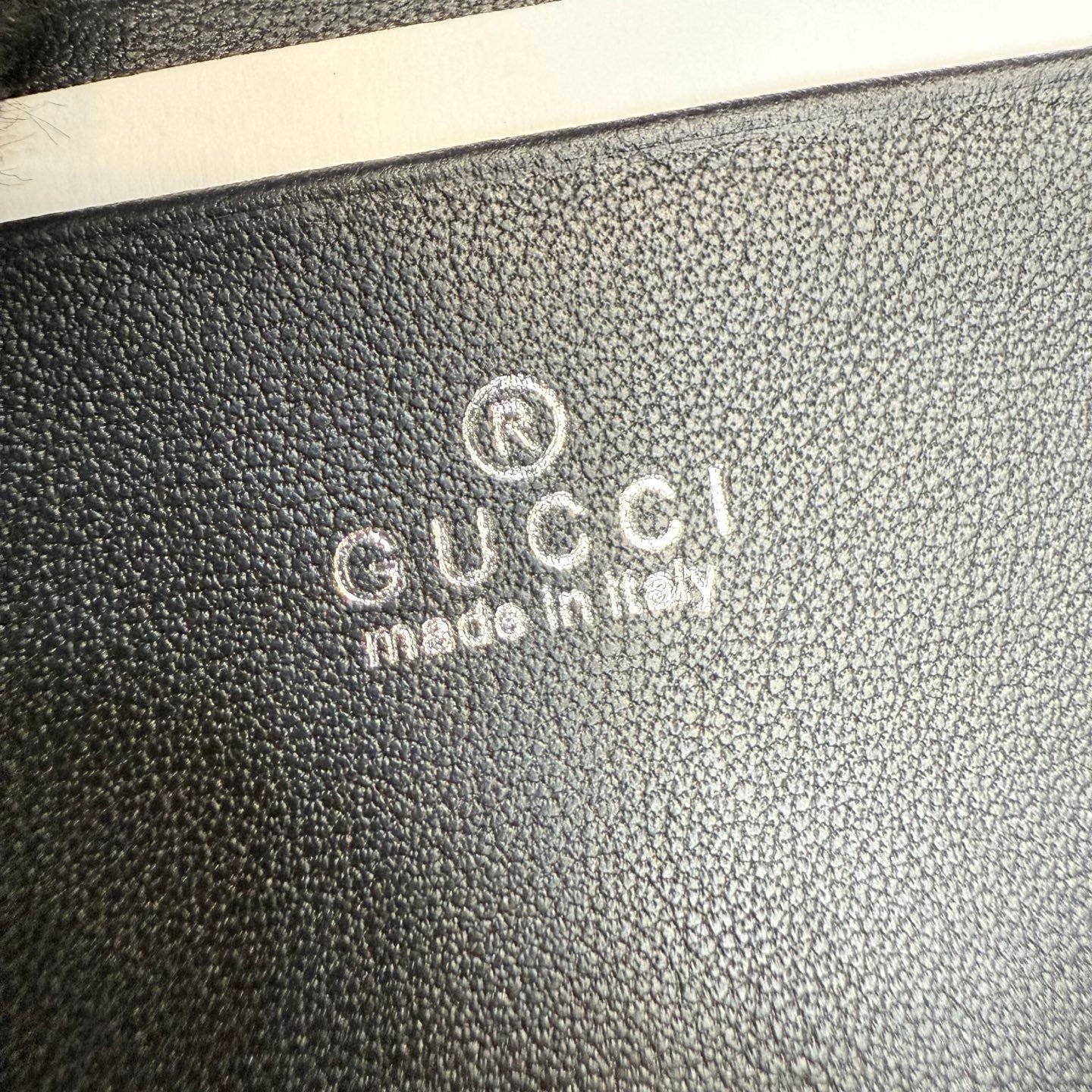 这件单品出自Gucci Primavera系列。Gucci Tag系列的设计同步城市节奏。同色系色调和紧凑造型使这款迷你手袋成为打造日常造型的时尚单品。采用耐用尼龙面料制作,正面缀饰“Gucci Made in Italy”金属标签