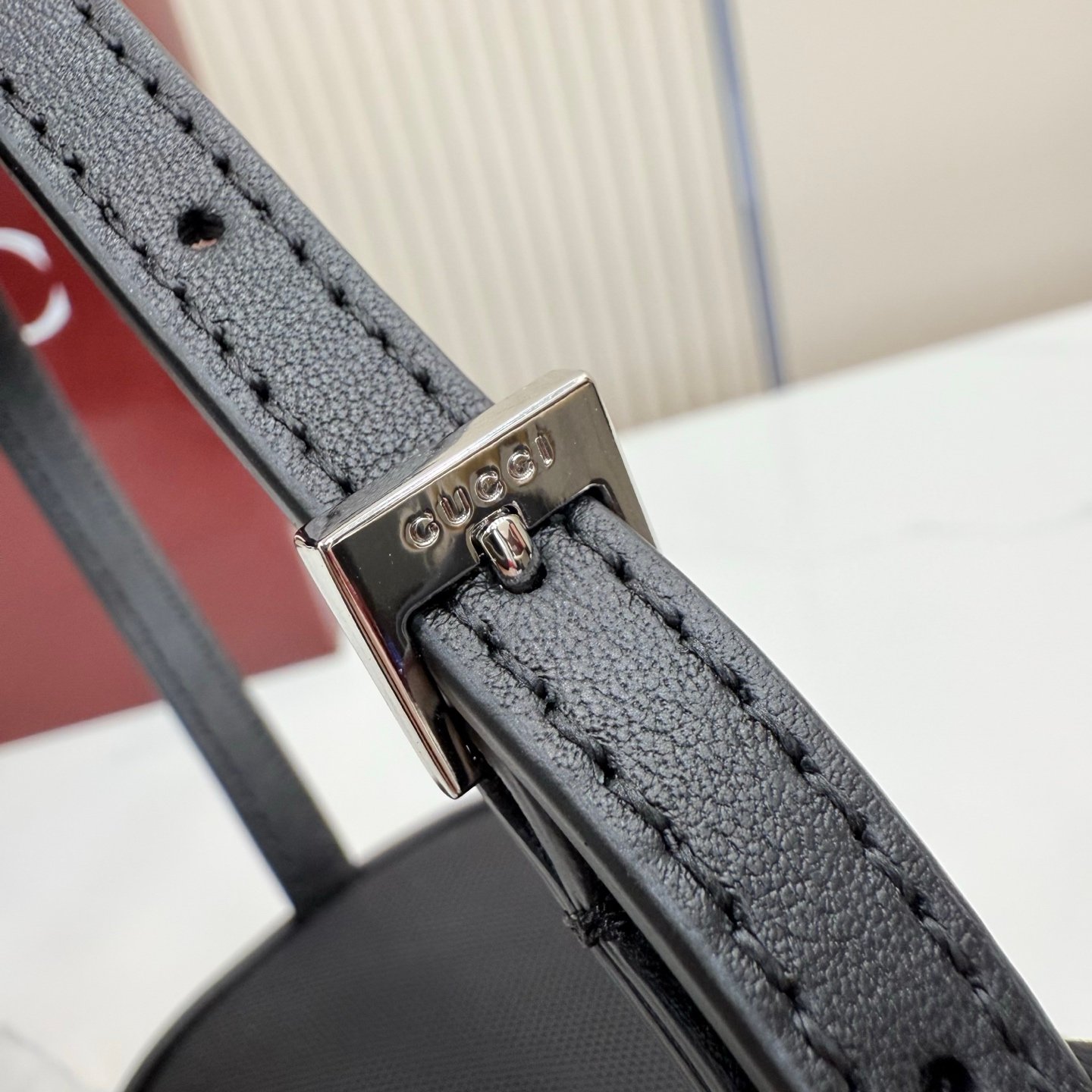 这件单品出自Gucci Primavera系列。Gucci Tag系列的设计同步城市节奏。同色系色调和紧凑造型使这款迷你手袋成为打造日常造型的时尚单品。采用耐用尼龙面料制作,正面缀饰“Gucci Made in Italy”金属标签