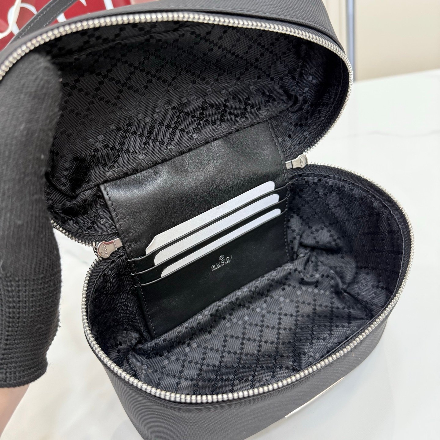 这件单品出自Gucci Primavera系列。Gucci Tag系列的设计同步城市节奏。同色系色调和紧凑造型使这款迷你手袋成为打造日常造型的时尚单品。采用耐用尼龙面料制作,正面缀饰“Gucci Made in Italy”金属标签