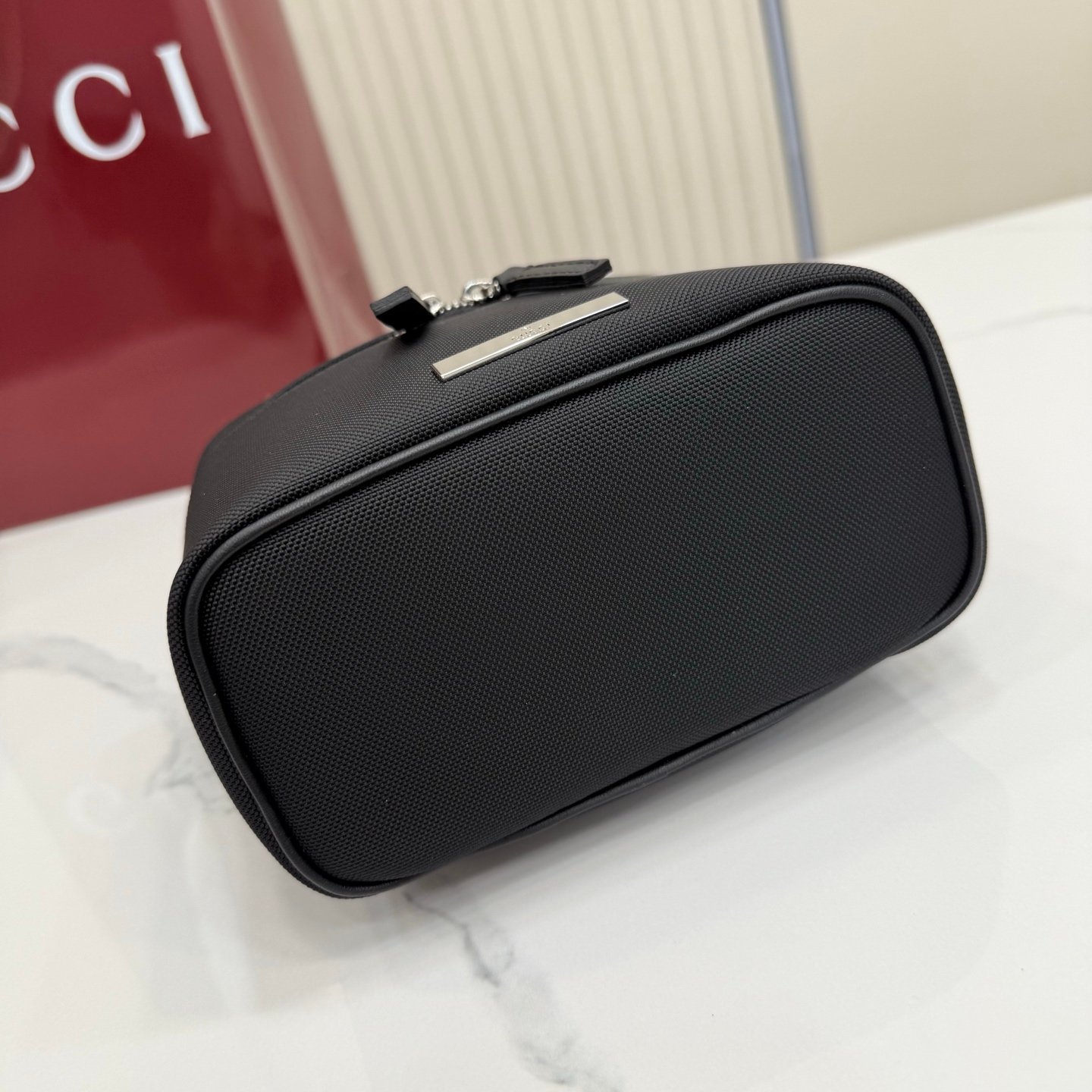 这件单品出自Gucci Primavera系列。Gucci Tag系列的设计同步城市节奏。同色系色调和紧凑造型使这款迷你手袋成为打造日常造型的时尚单品。采用耐用尼龙面料制作,正面缀饰“Gucci Made in Italy”金属标签