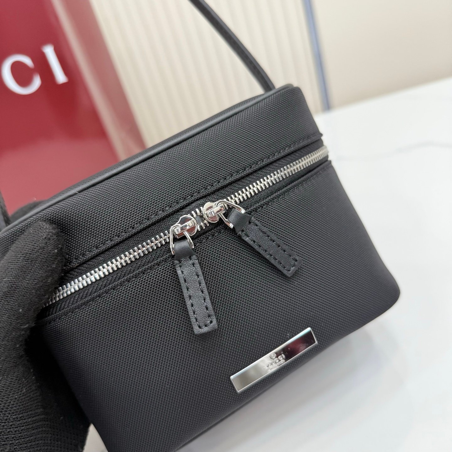 这件单品出自Gucci Primavera系列。Gucci Tag系列的设计同步城市节奏。同色系色调和紧凑造型使这款迷你手袋成为打造日常造型的时尚单品。采用耐用尼龙面料制作,正面缀饰“Gucci Made in Italy”金属标签