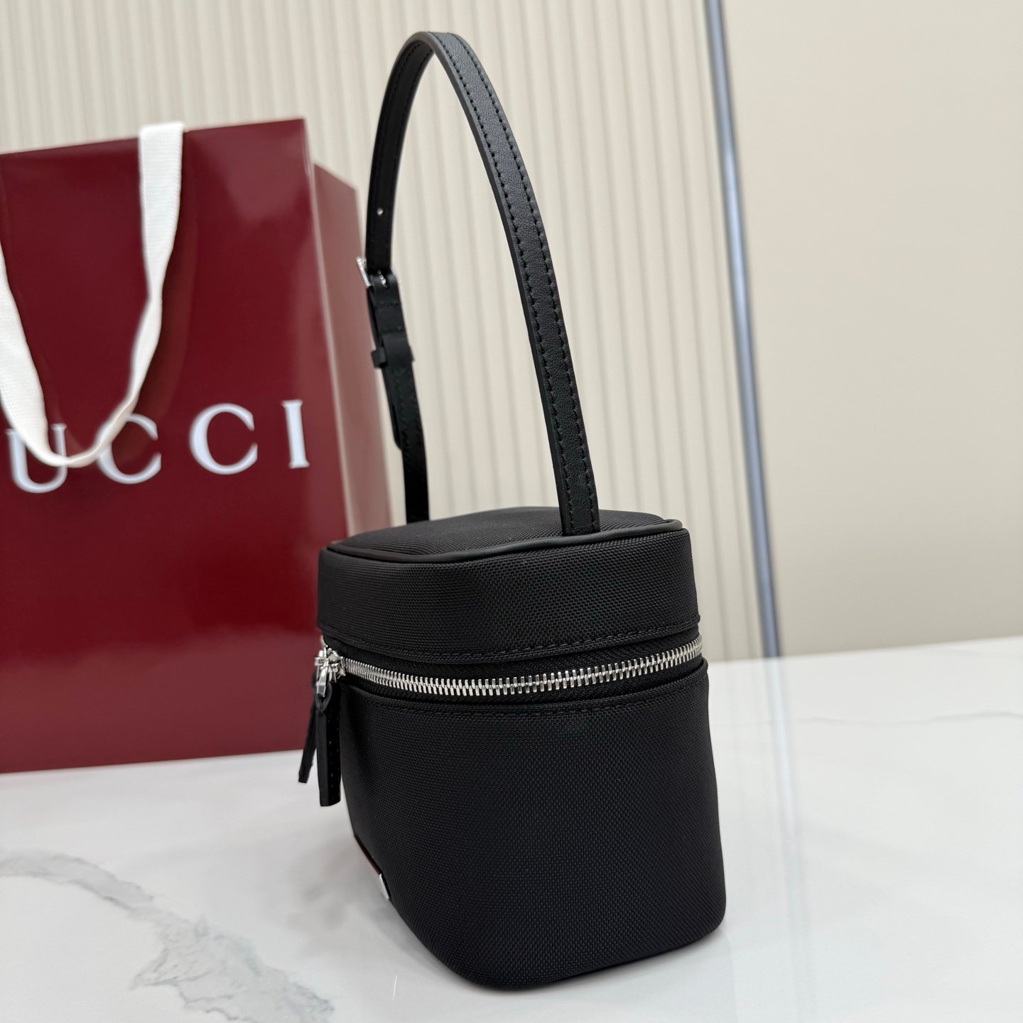 这件单品出自Gucci Primavera系列。Gucci Tag系列的设计同步城市节奏。同色系色调和紧凑造型使这款迷你手袋成为打造日常造型的时尚单品。采用耐用尼龙面料制作,正面缀饰“Gucci Made in Italy”金属标签