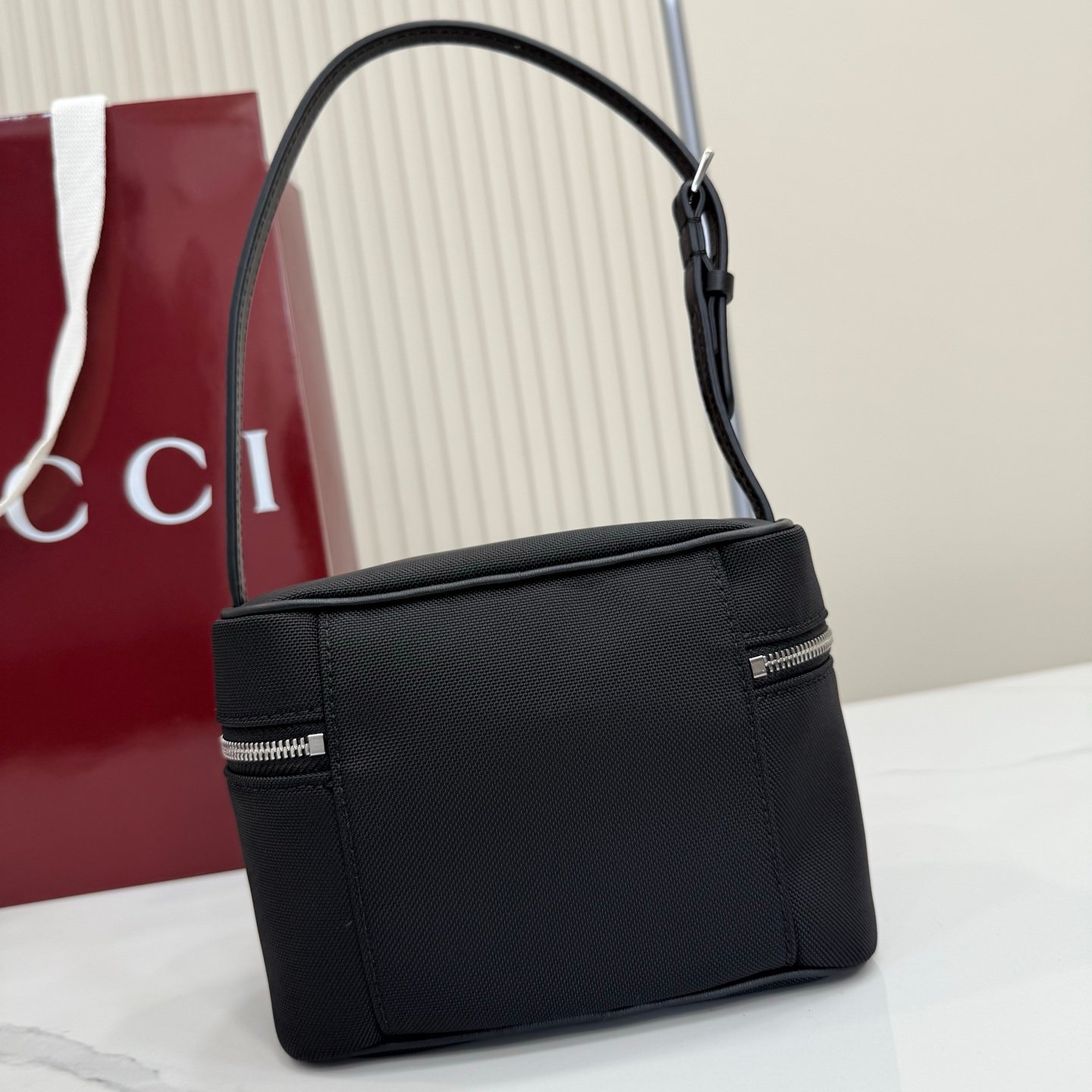 这件单品出自Gucci Primavera系列。Gucci Tag系列的设计同步城市节奏。同色系色调和紧凑造型使这款迷你手袋成为打造日常造型的时尚单品。采用耐用尼龙面料制作,正面缀饰“Gucci Made in Italy”金属标签