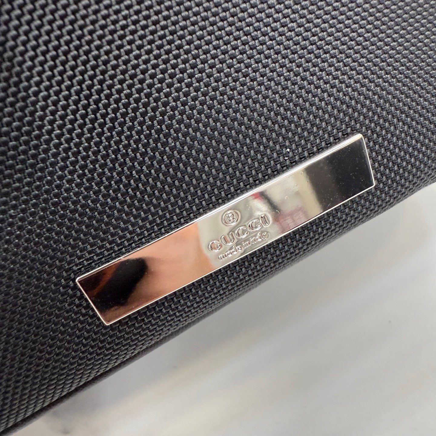 这件单品出自Gucci Primavera系列。Gucci Tag系列的设计同步城市节奏。同色系色调和紧凑造型使这款迷你手袋成为打造日常造型的时尚单品。采用耐用尼龙面料制作,正面缀饰“Gucci Made in Italy”金属标签