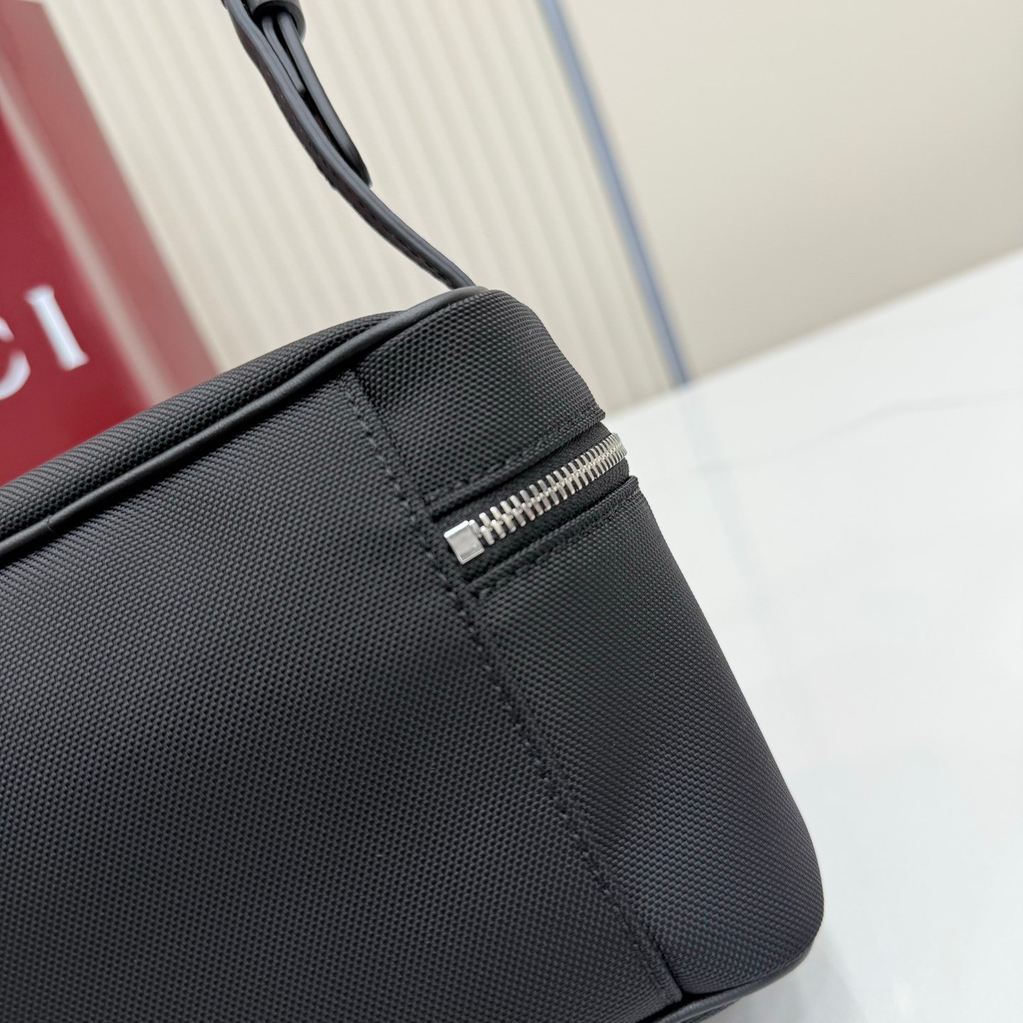这件单品出自Gucci Primavera系列。Gucci Tag系列的设计同步城市节奏。同色系色调和紧凑造型使这款迷你手袋成为打造日常造型的时尚单品。采用耐用尼龙面料制作,正面缀饰“Gucci Made in Italy”金属标签