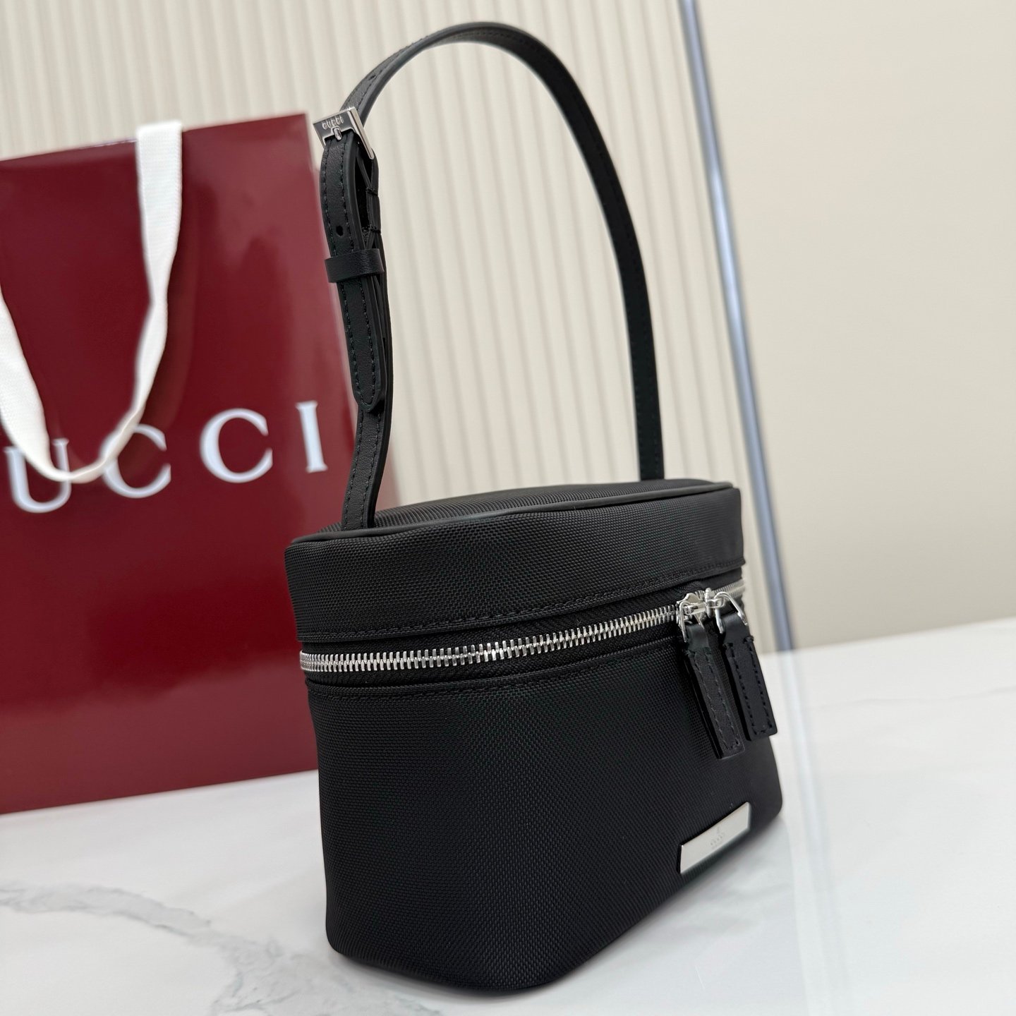 这件单品出自Gucci Primavera系列。Gucci Tag系列的设计同步城市节奏。同色系色调和紧凑造型使这款迷你手袋成为打造日常造型的时尚单品。采用耐用尼龙面料制作,正面缀饰“Gucci Made in Italy”金属标签