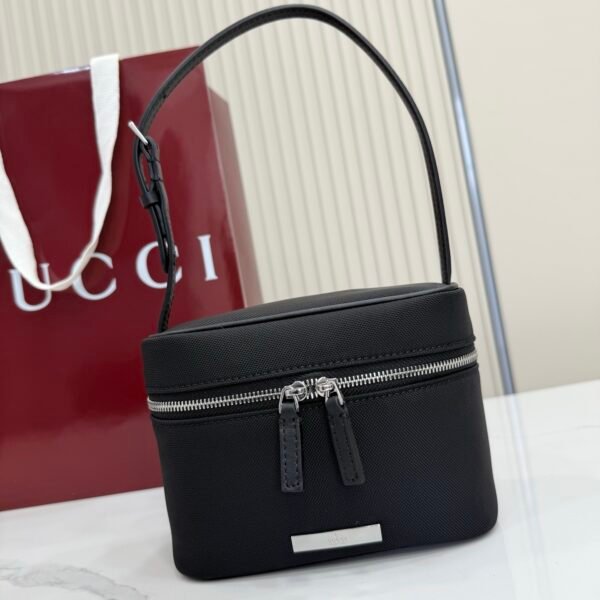这件单品出自Gucci Primavera系列。Gucci Tag系列的设计同步城市节奏。同色系色调和紧凑造型使这款迷你手袋成为打造日常造型的时尚单品。采用耐用尼龙面料制作，正面缀饰“Gucci Made in Italy”金属标签