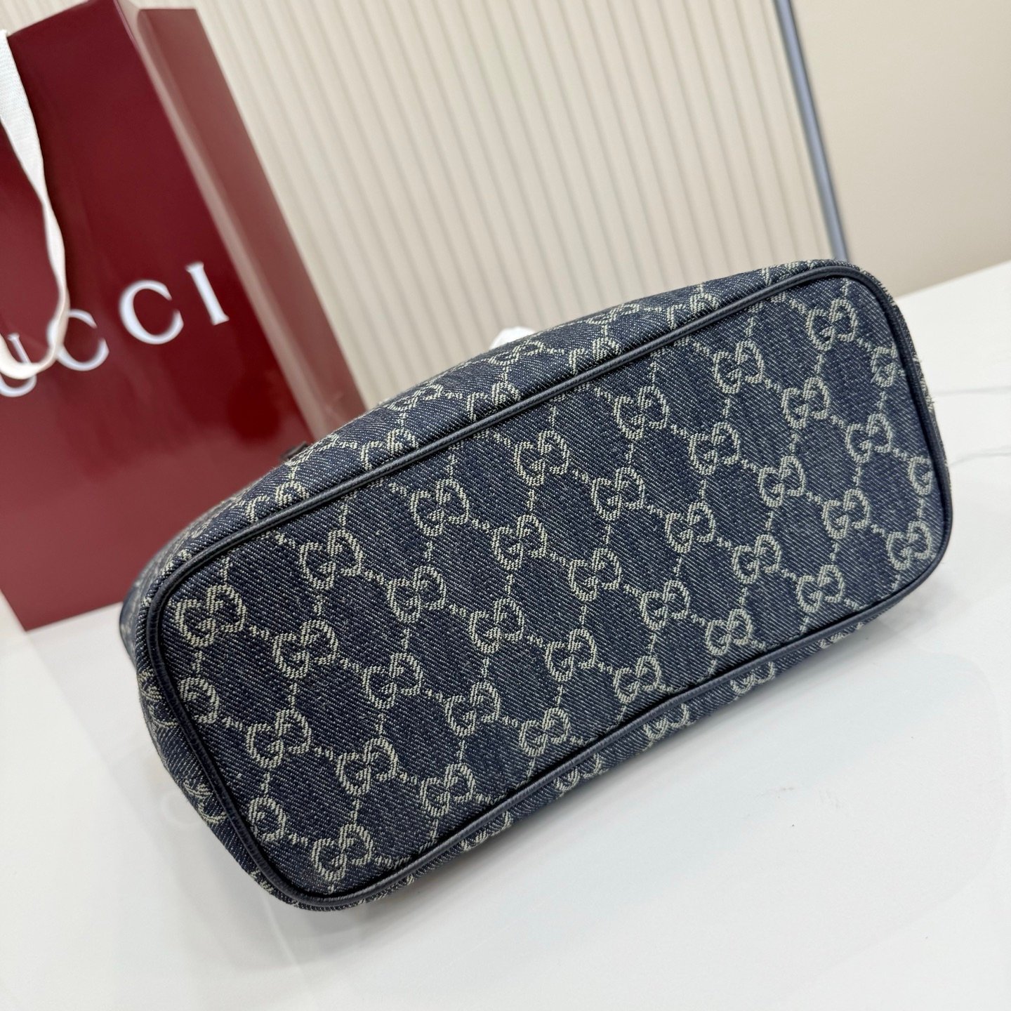 Generation Gucci系列深入探索品牌典藏元素，将不同世代的设计融合成一种美学叙事。GG牛仔布为精致廓形增添品牌标志性元素。这款托特包通过品牌标识徽饰将日常风格提升至新高度，内部配有拉链口袋。
